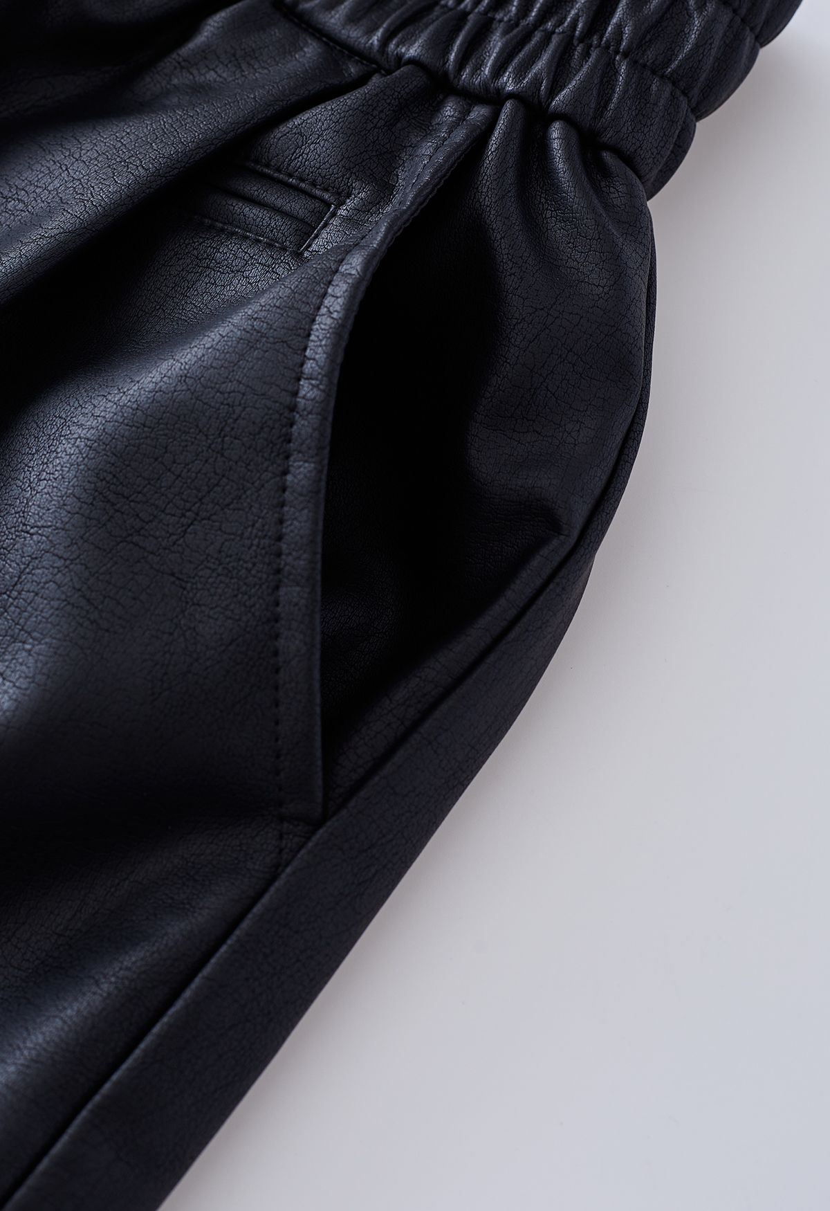 Shorts de piel sintética con botones texturizados en negro