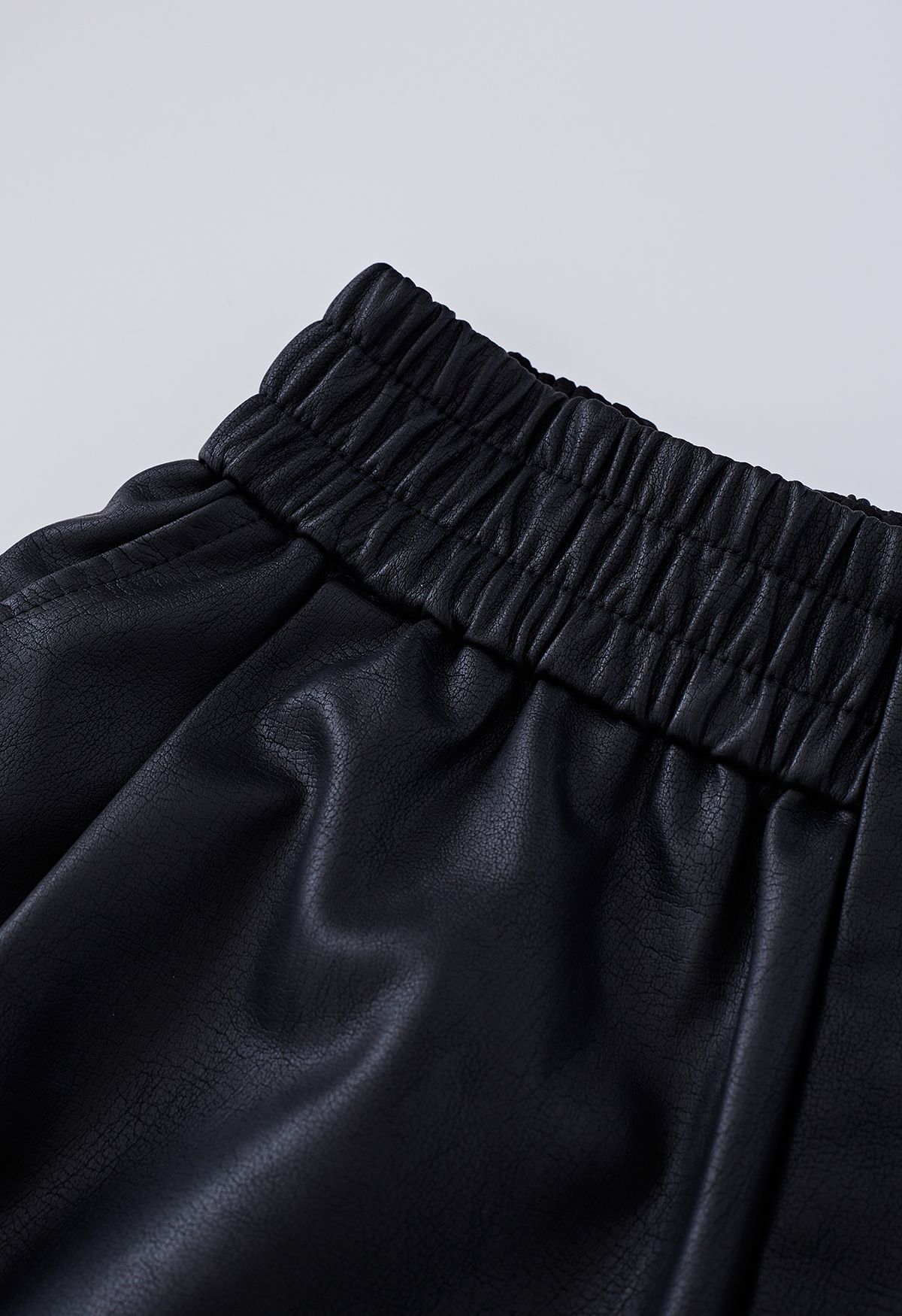 Shorts de piel sintética con botones texturizados en negro