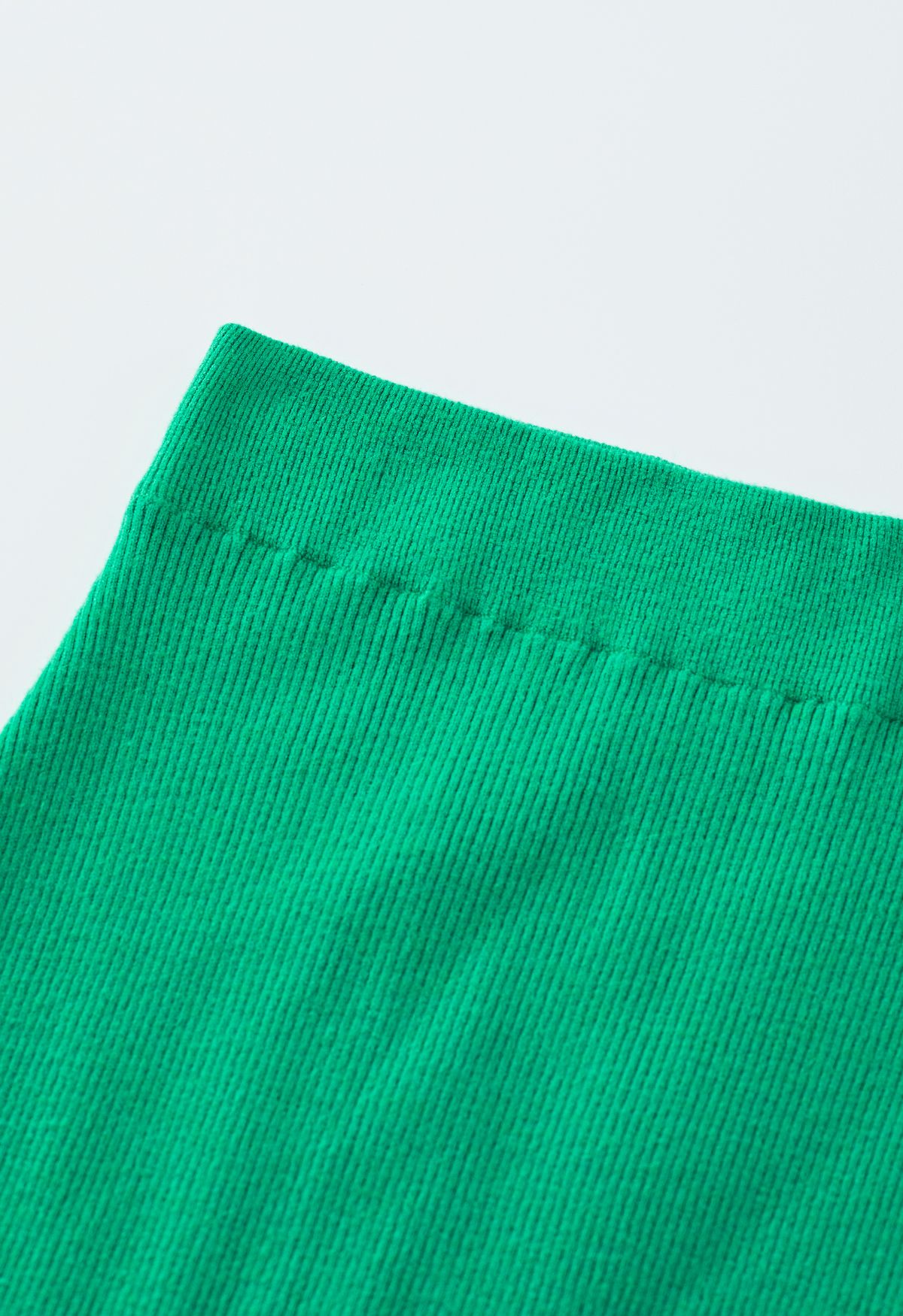 Conjunto de top corto de punto y falda larga con abertura alta en verde