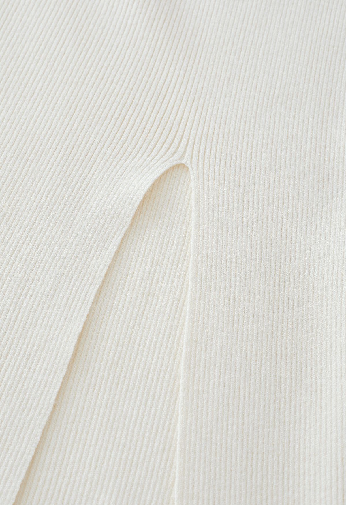 Conjunto de top corto de punto y falda larga con abertura alta en marfil