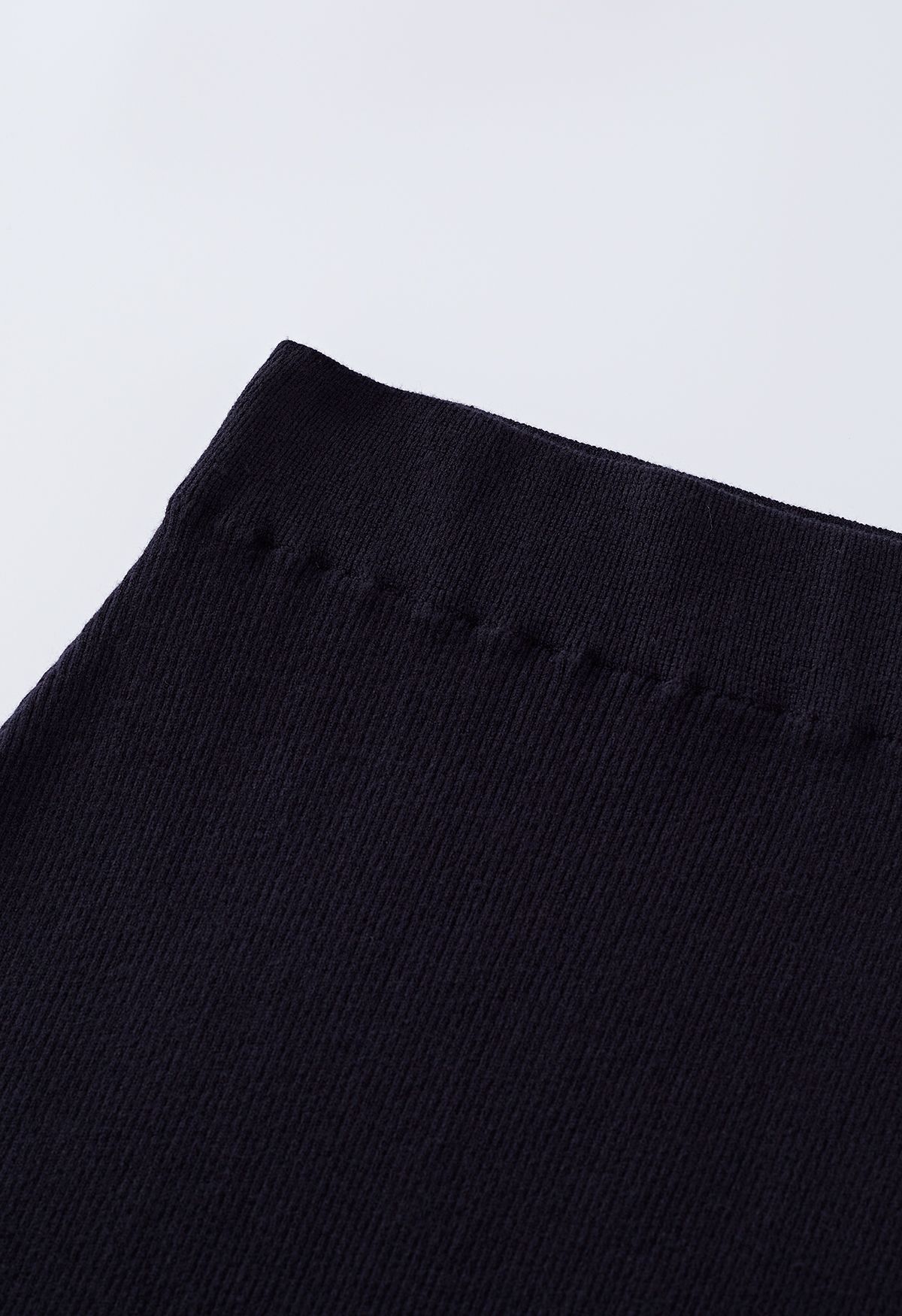 Conjunto de top corto de punto y falda larga con abertura alta en negro