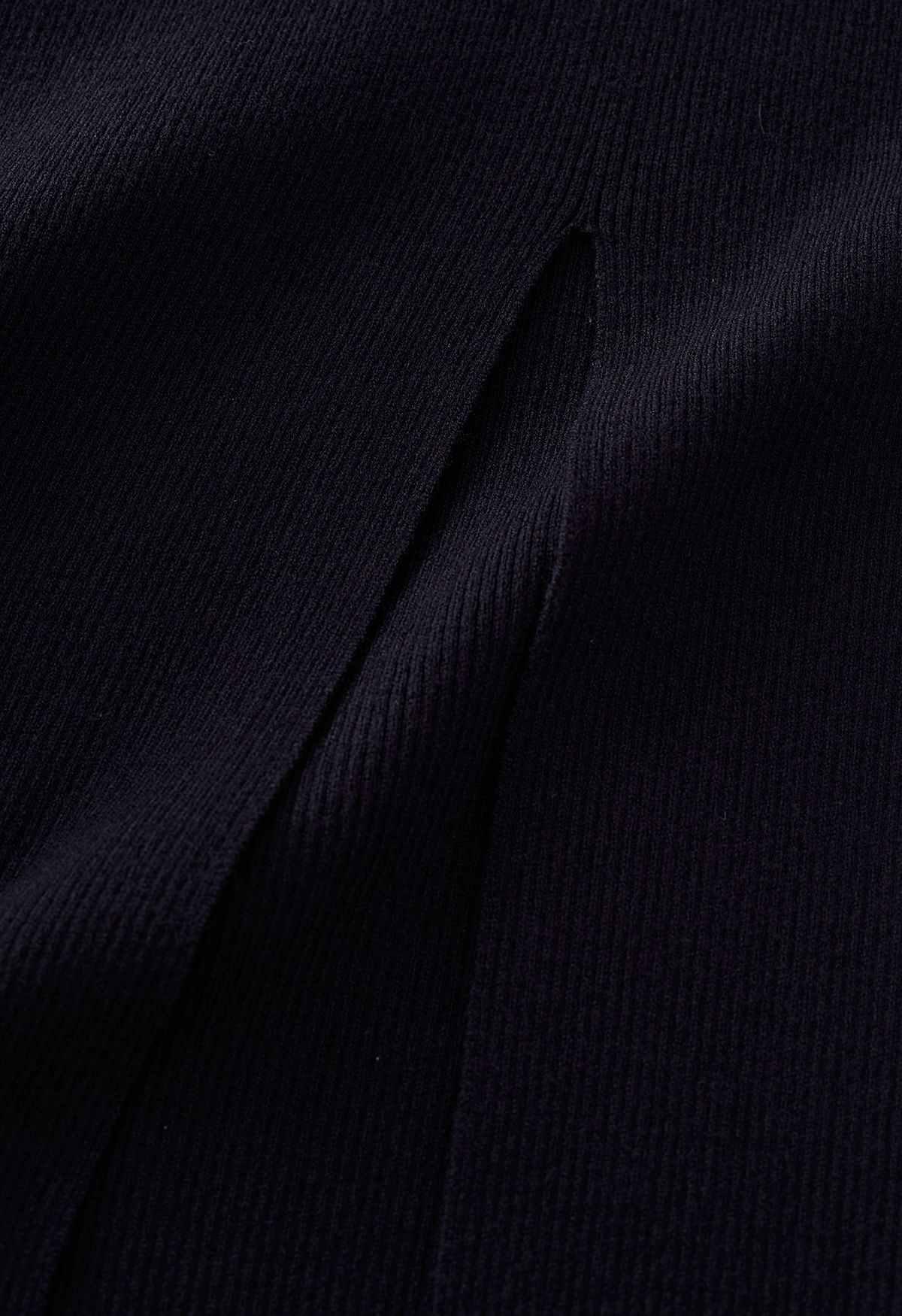 Conjunto de top corto de punto y falda larga con abertura alta en negro