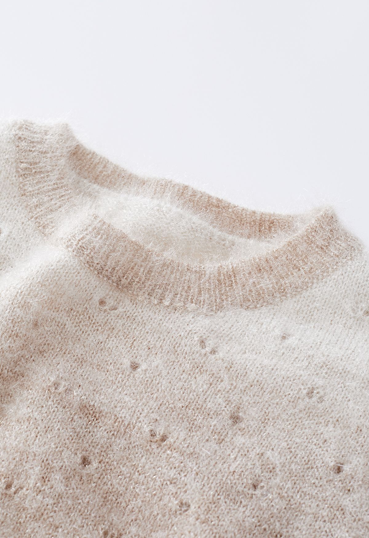 Suéter corto difuso con ojales Ombre en tostado claro