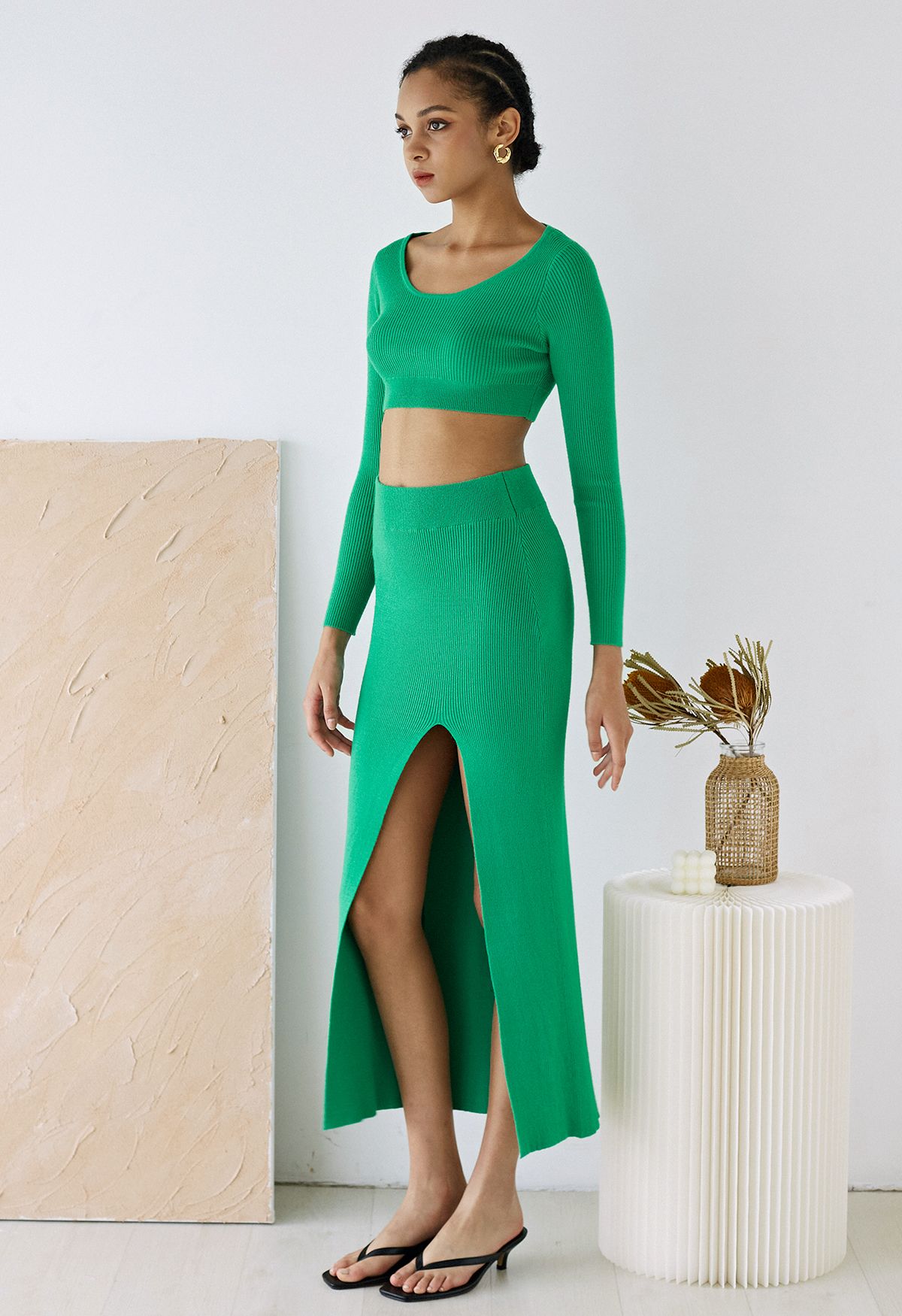Conjunto de top corto de punto y falda larga con abertura alta en verde