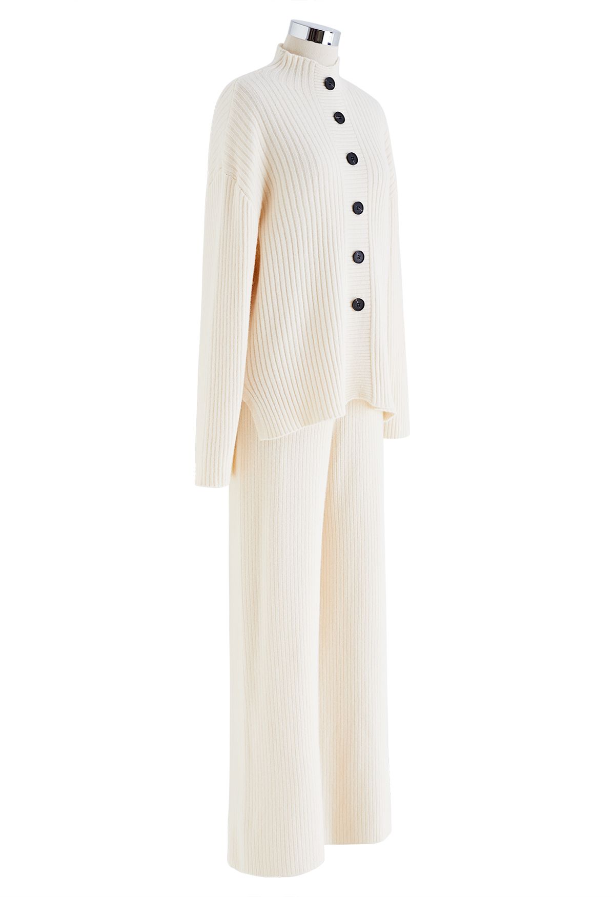 Conjunto de suéter abotonado con cuello alto y pantalones de punto de pierna recta en color crema