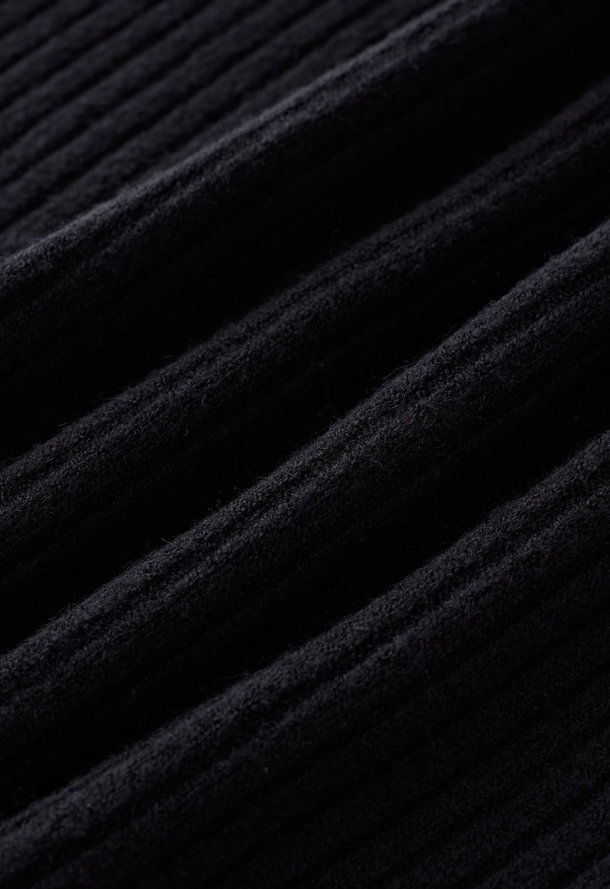 Conjunto de suéter abotonado con cuello alto y pantalones de punto de pierna recta en negro