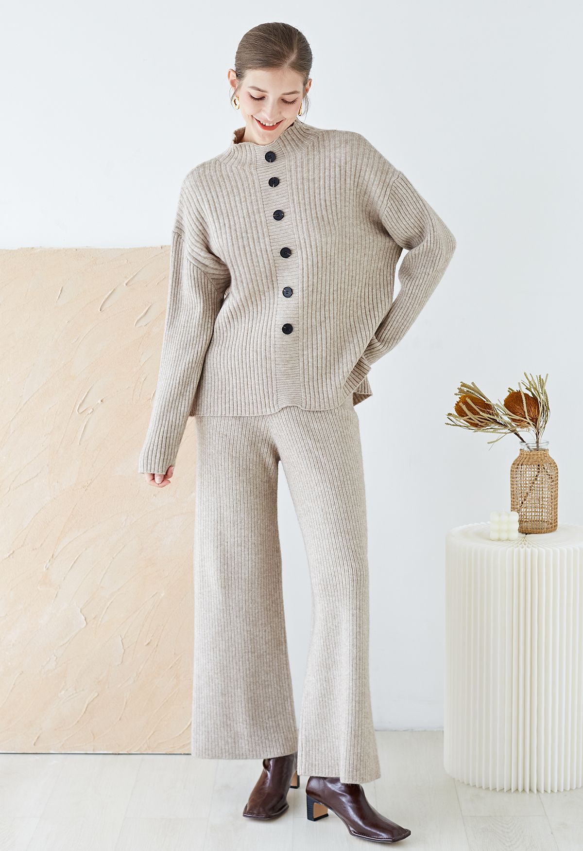 Conjunto de suéter abotonado con cuello simulado y pantalones de punto de pierna recta en avena