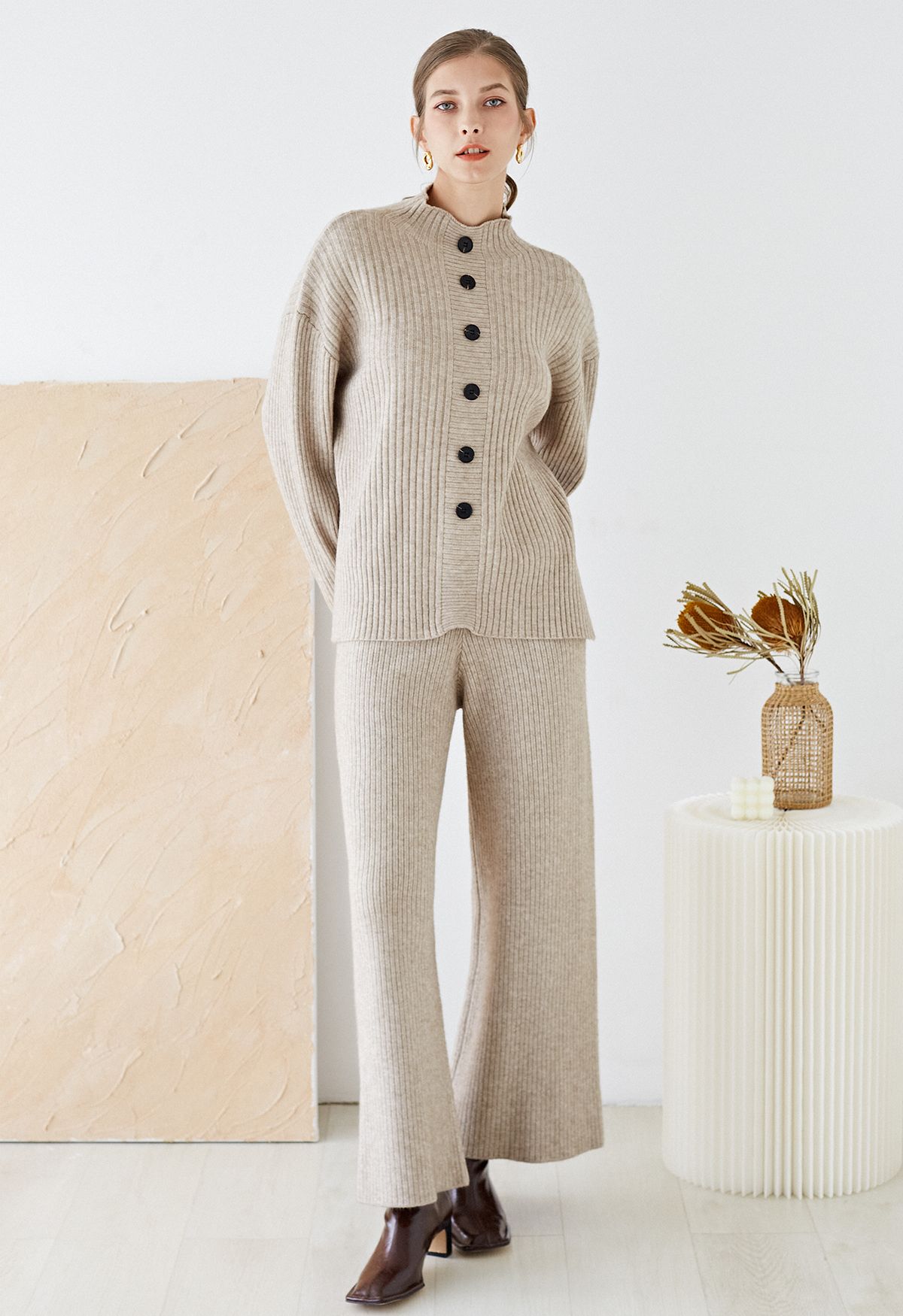 Conjunto de suéter abotonado con cuello simulado y pantalones de punto de pierna recta en avena