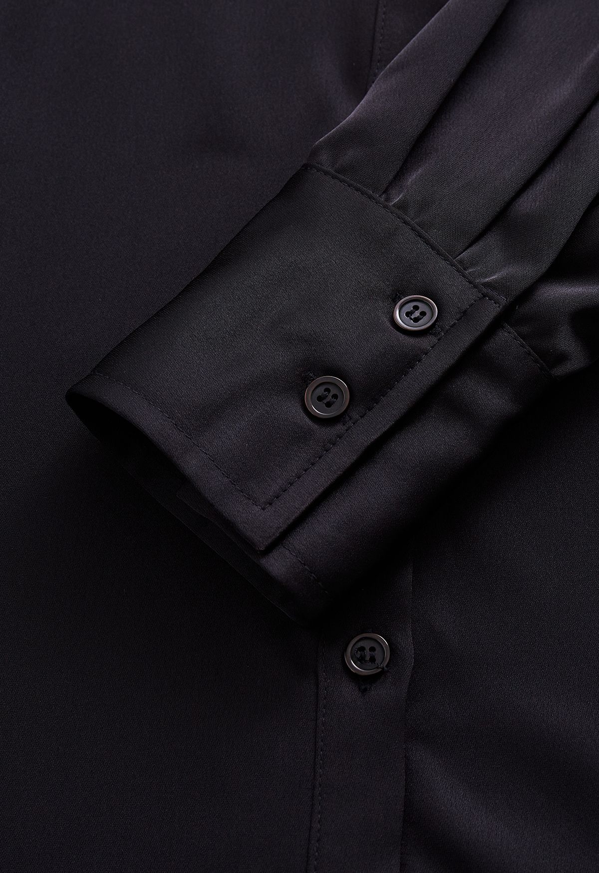 Camisa abotonada con acabado satinado en negro