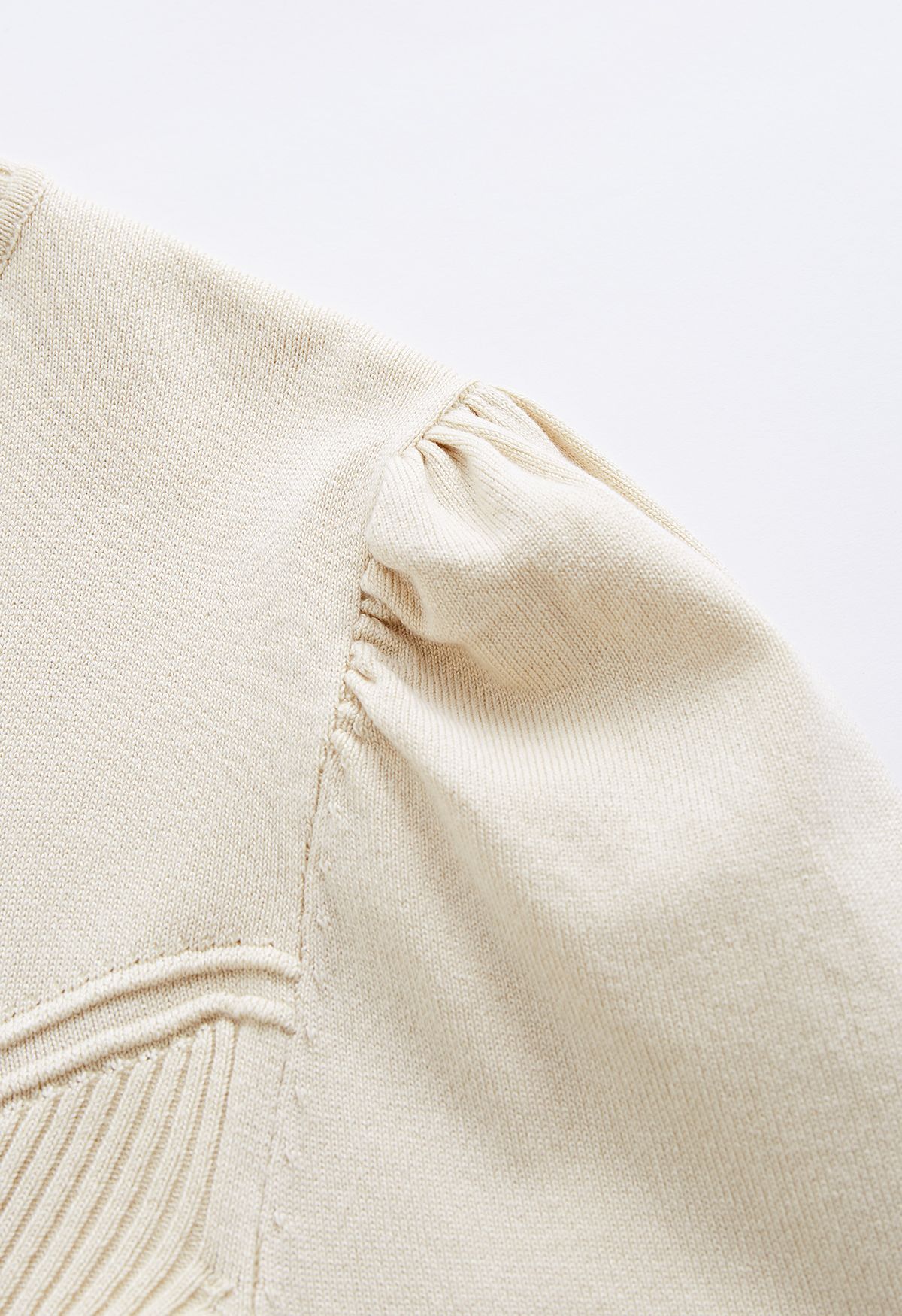 Suéter de punto suave ajustado con empalme de canalé en crema