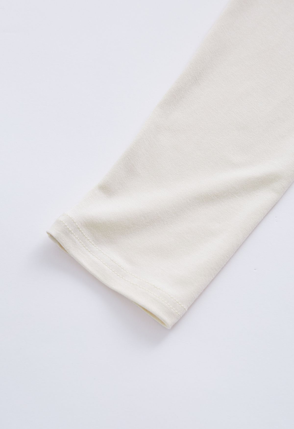 Top de manga larga con cuello de gargantilla y parte delantera fruncida en color crema