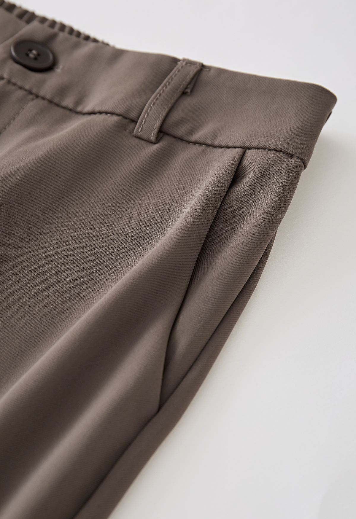 Pantalones acampanados con media cintura elástica en marrón