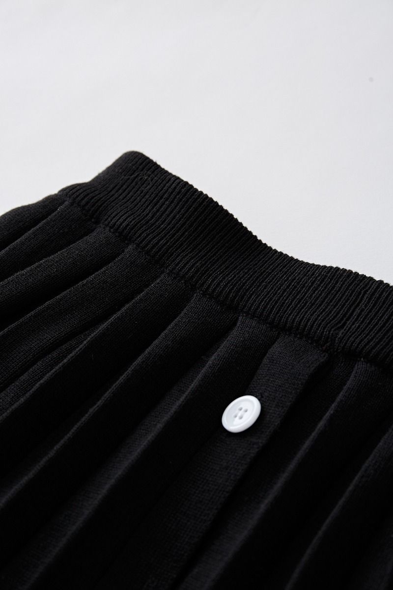 Conjunto de top de punto con cuello en V y falda plisada en negro