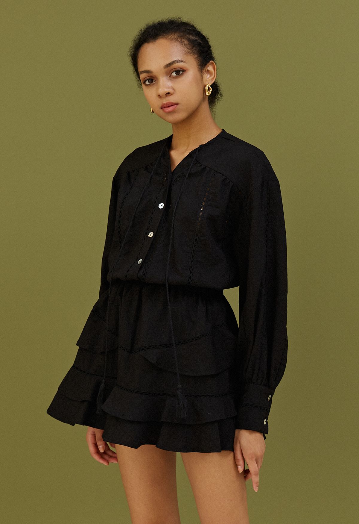 Conjunto de camisa con borlas ahuecadas y minifalda a capas en negro