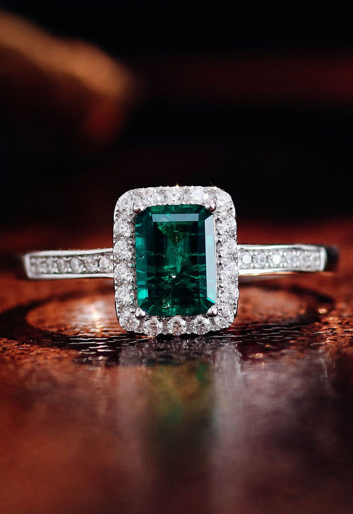 Anillo de diamantes con gema esmeralda y montura de canal