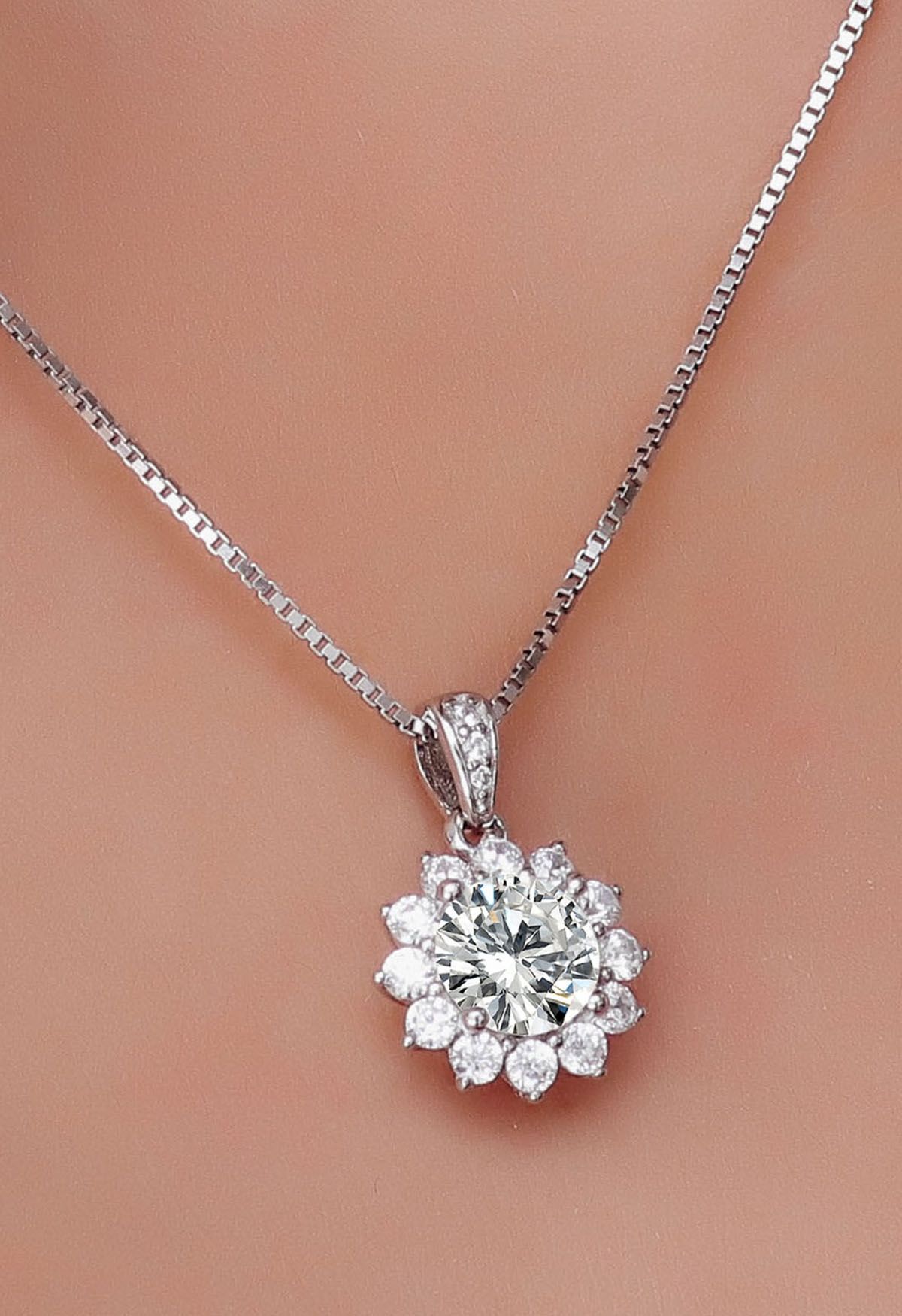 Collar de diamantes de moissanita con halo floral floreciente