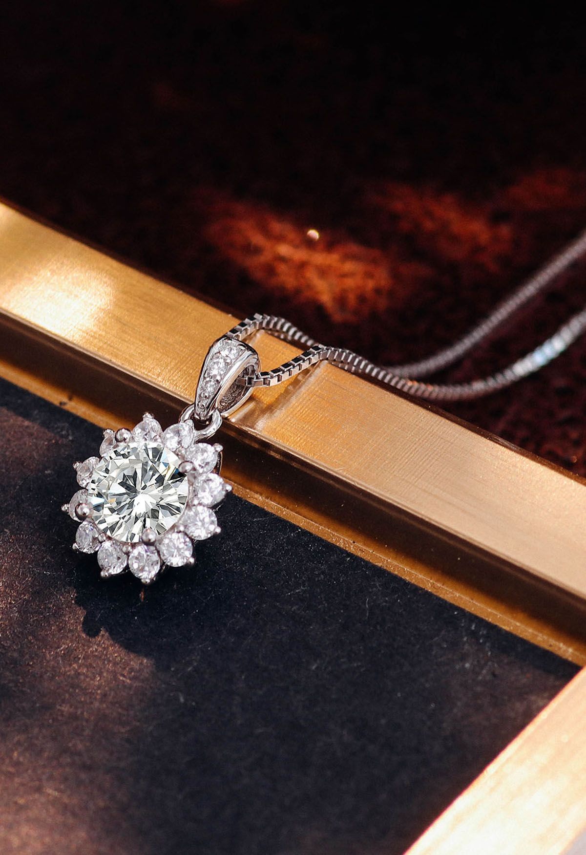 Collar de diamantes de moissanita con halo floral floreciente