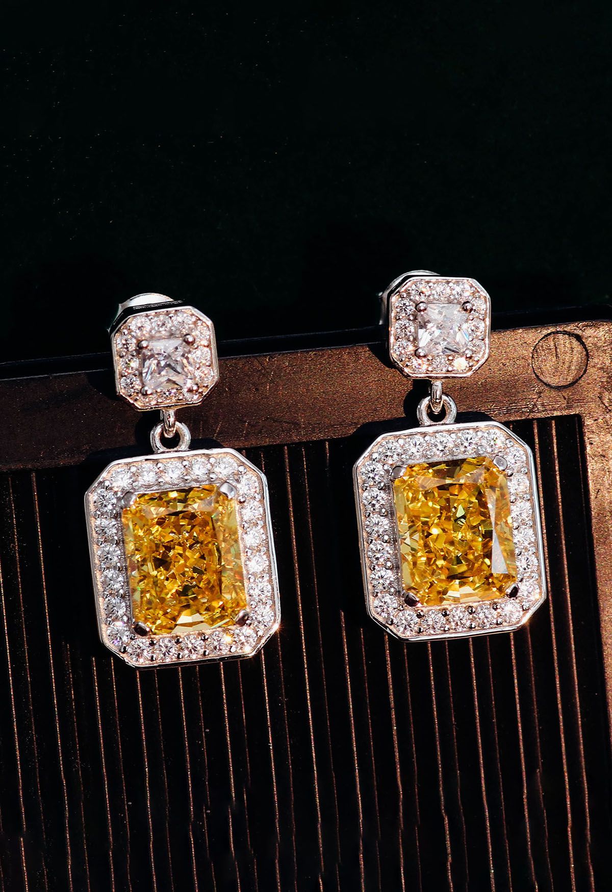 Aretes rectangulares de cristal amarillo con circonitas cúbicas