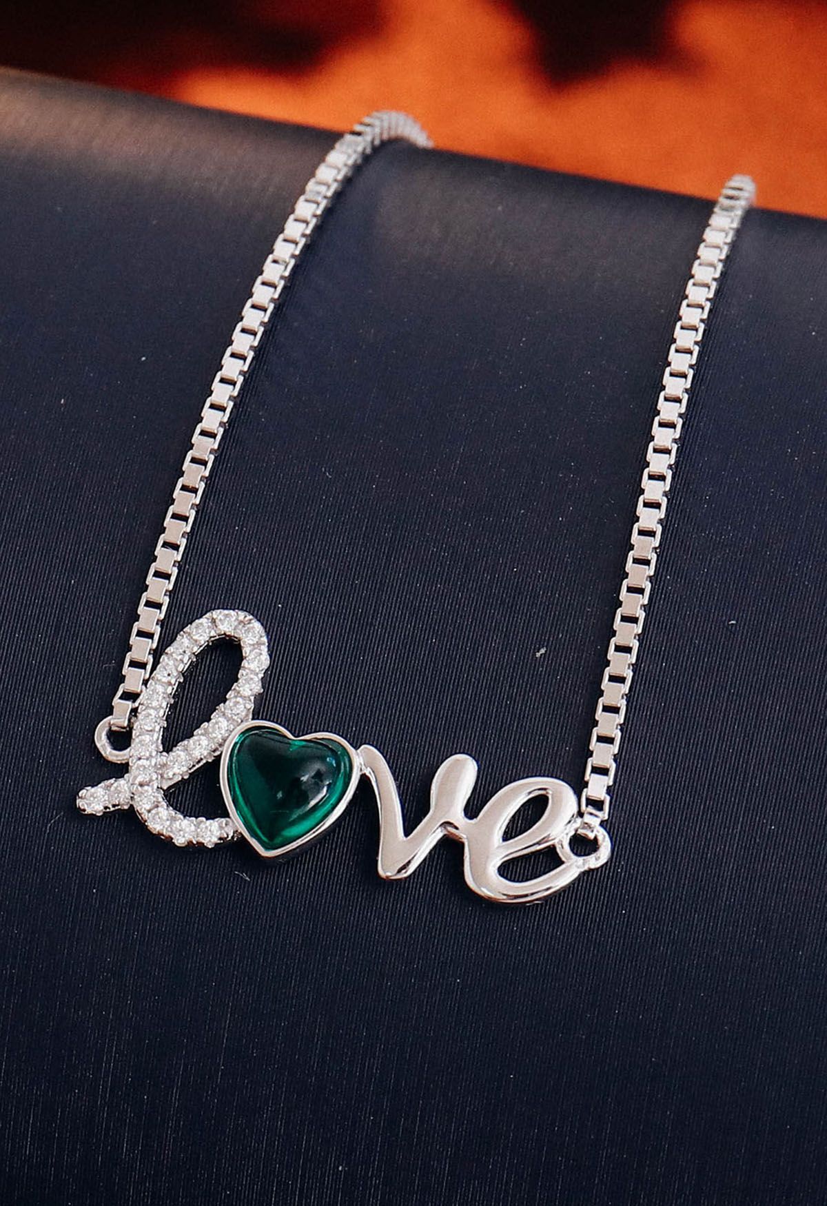 Pulsera de esmeraldas en forma de corazón con signo de amor