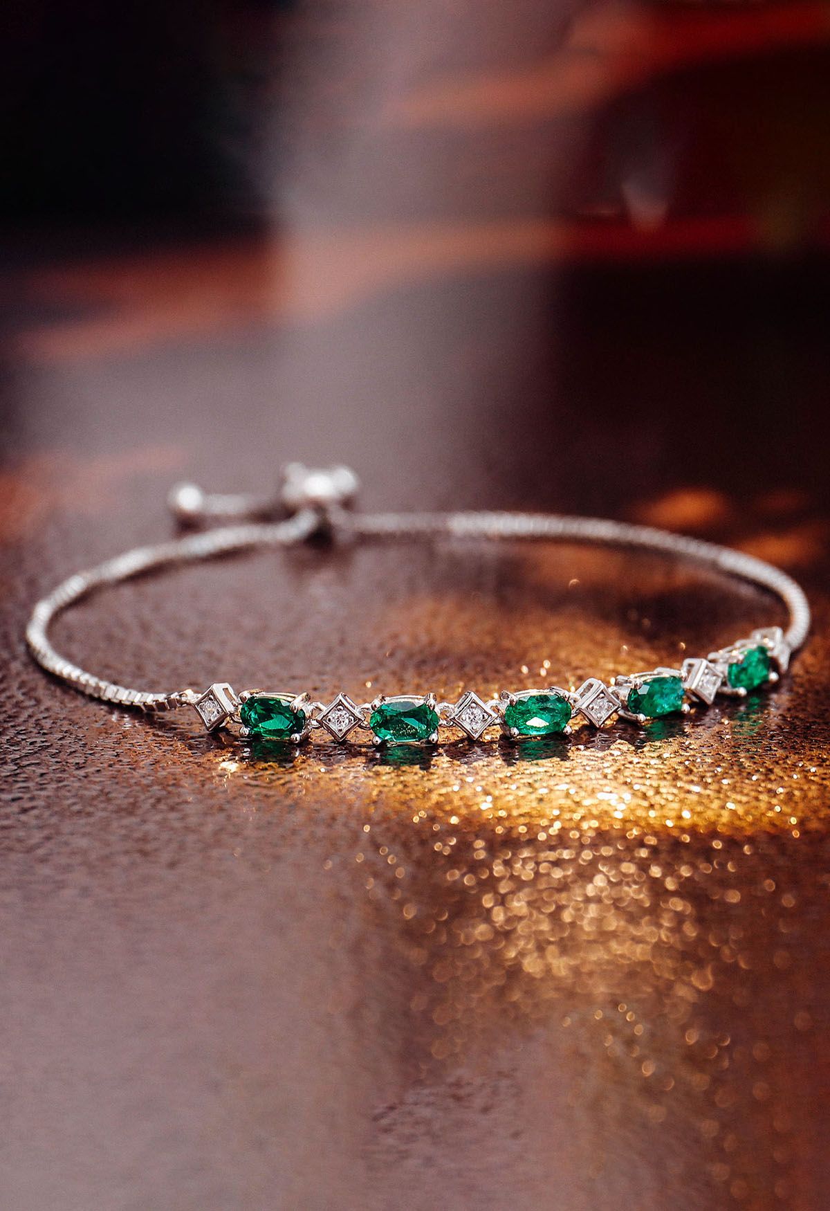 Brazalete de diamante con gema esmeralda de forma ovalada