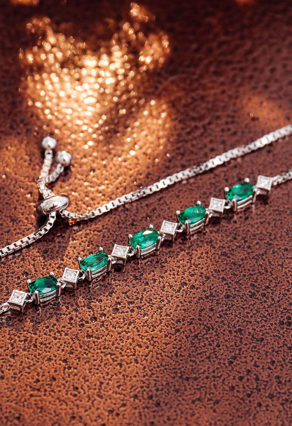 Brazalete de diamante con gema esmeralda de forma ovalada