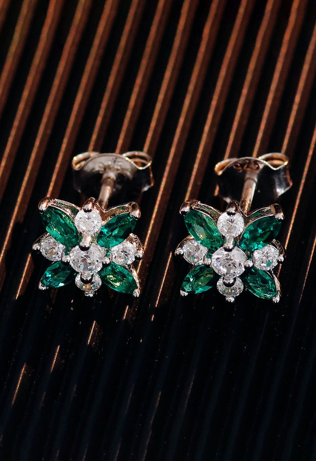Aretes de diamante con gema de esmeralda floral