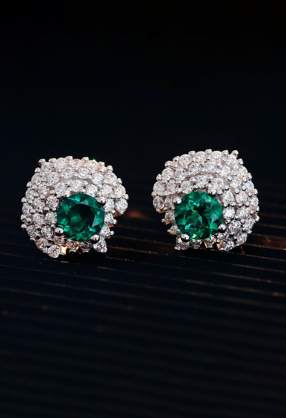 Aretes de botón con decoración de diamantes y gemas de esmeralda