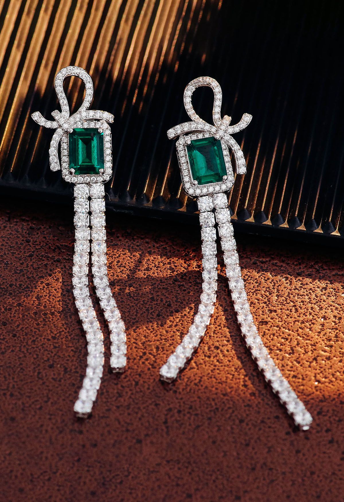 Aretes colgantes de diamantes con gema de talla esmeralda