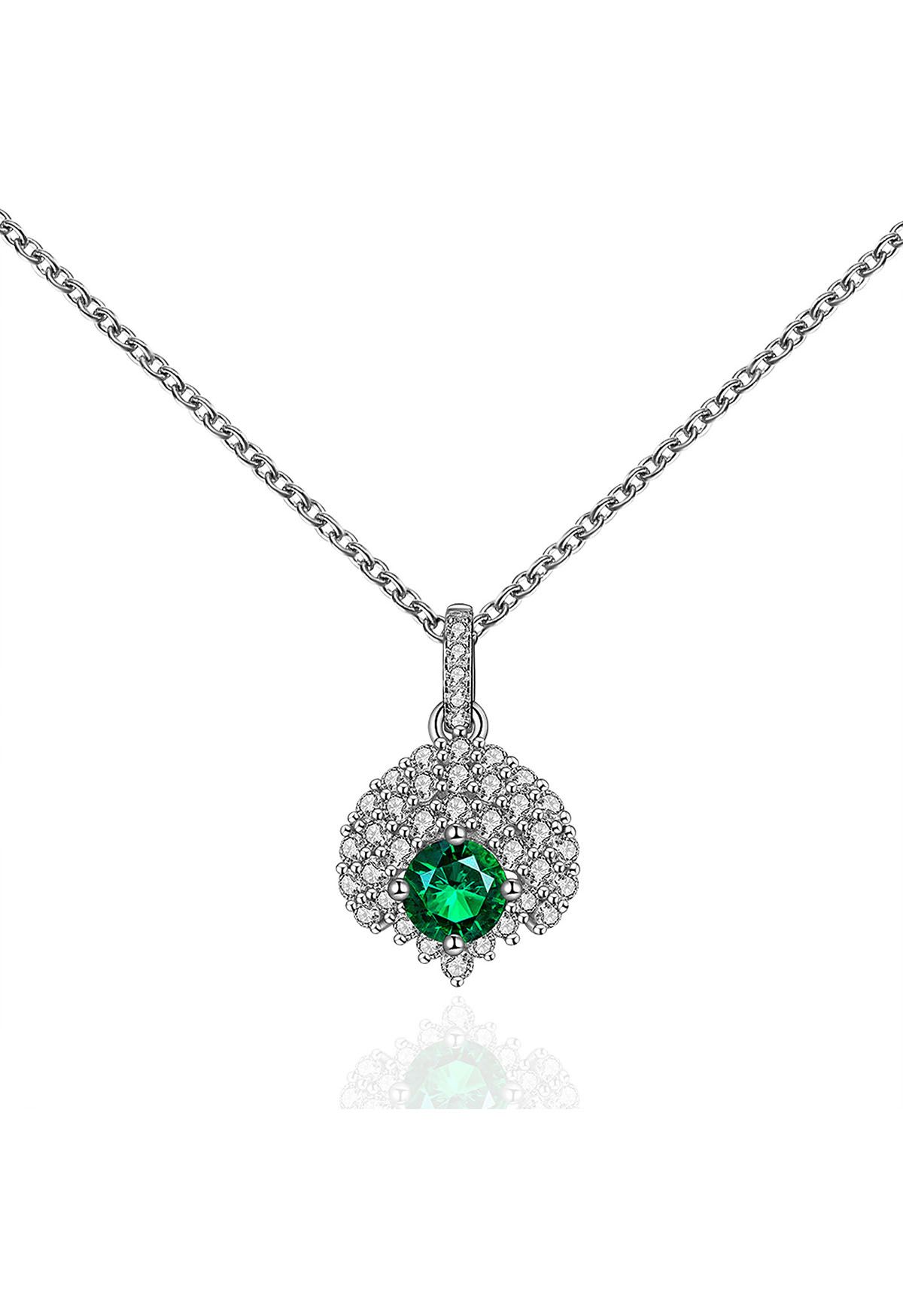 Collar con decoración de diamantes y gemas de esmeralda
