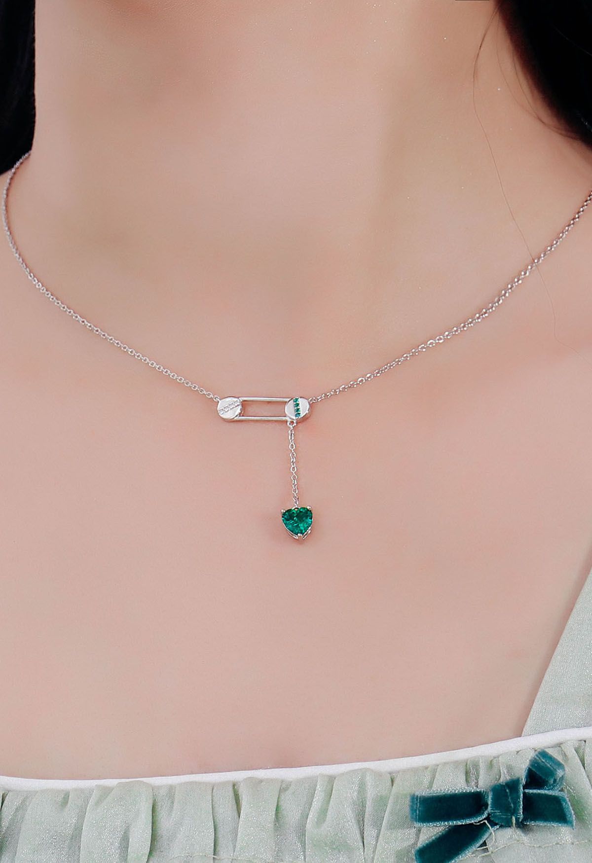 Collar de gema esmeralda con forma de corazón con clip