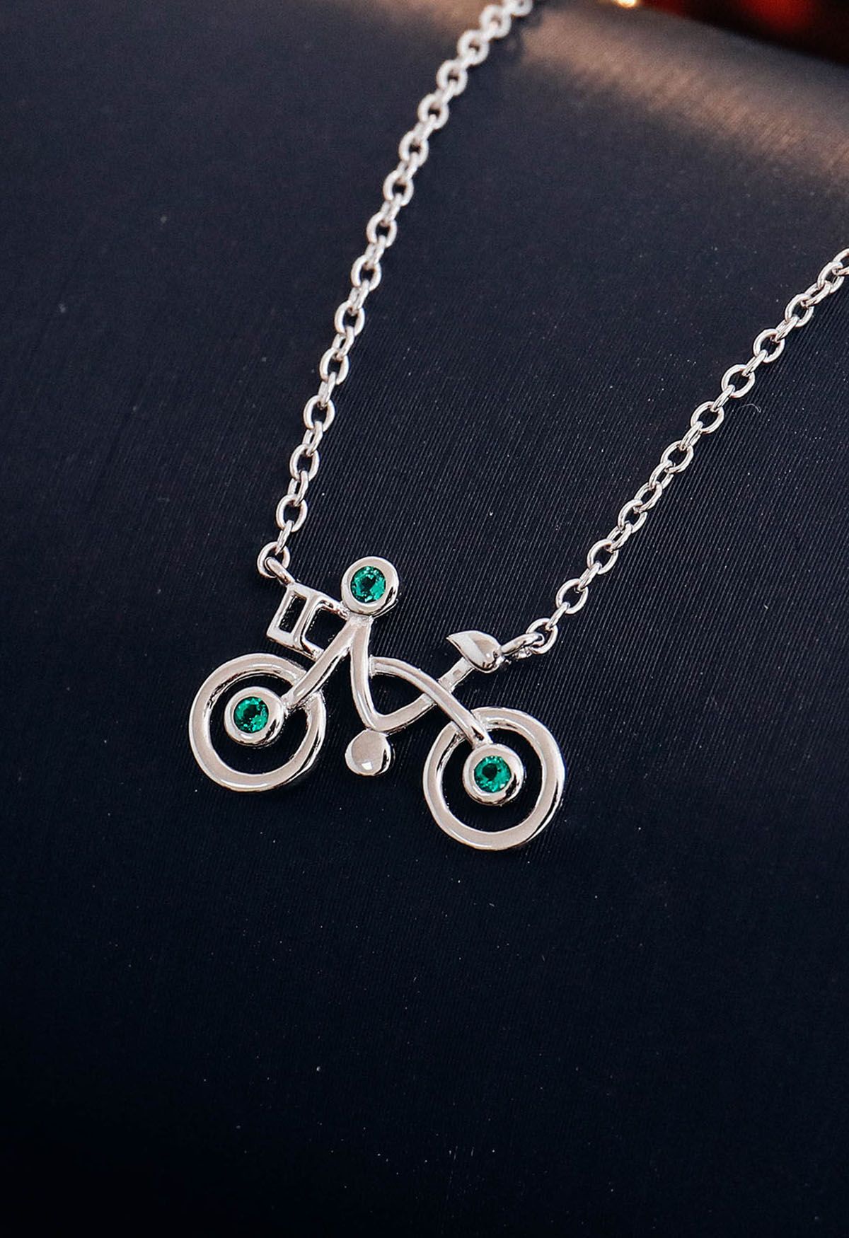 Collar de gemas de esmeralda con forma de bicicleta