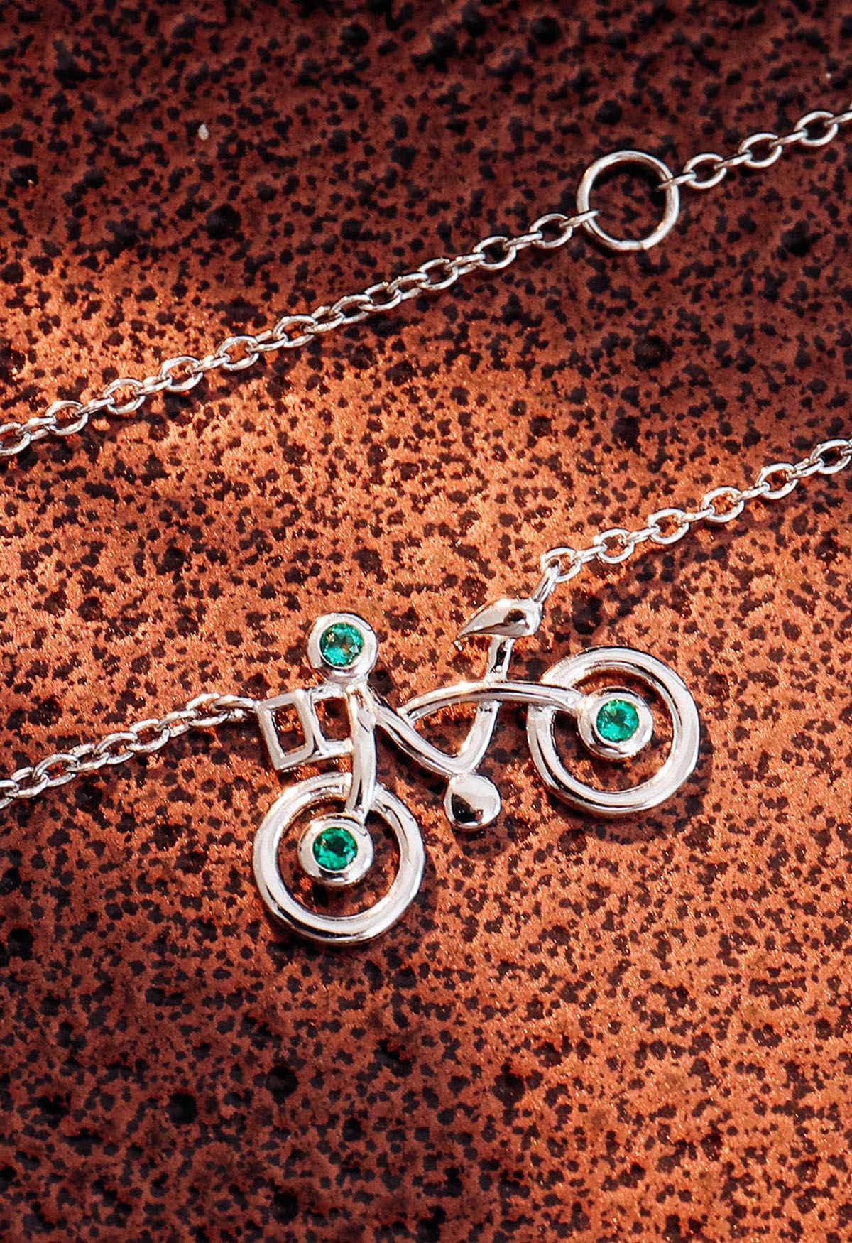Collar de gemas de esmeralda con forma de bicicleta