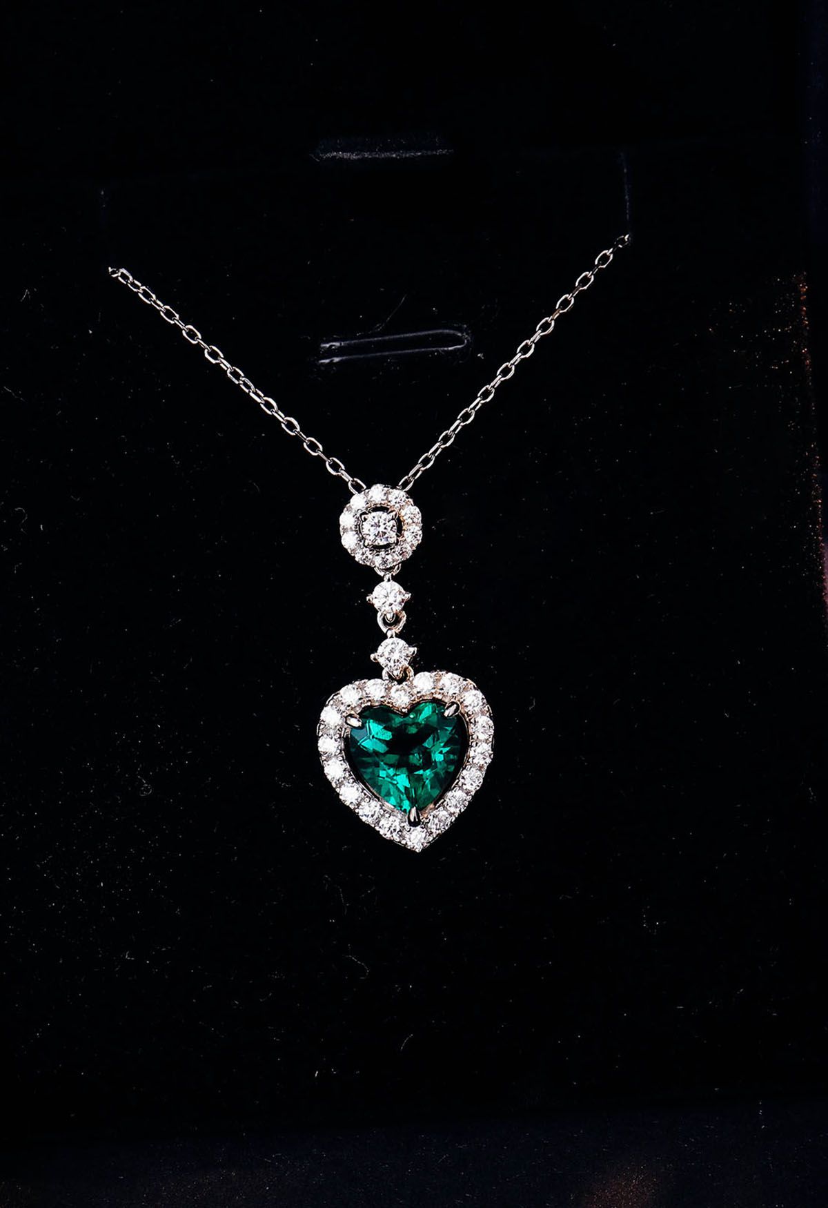 Collar de gemas de esmeralda en forma de corazón
