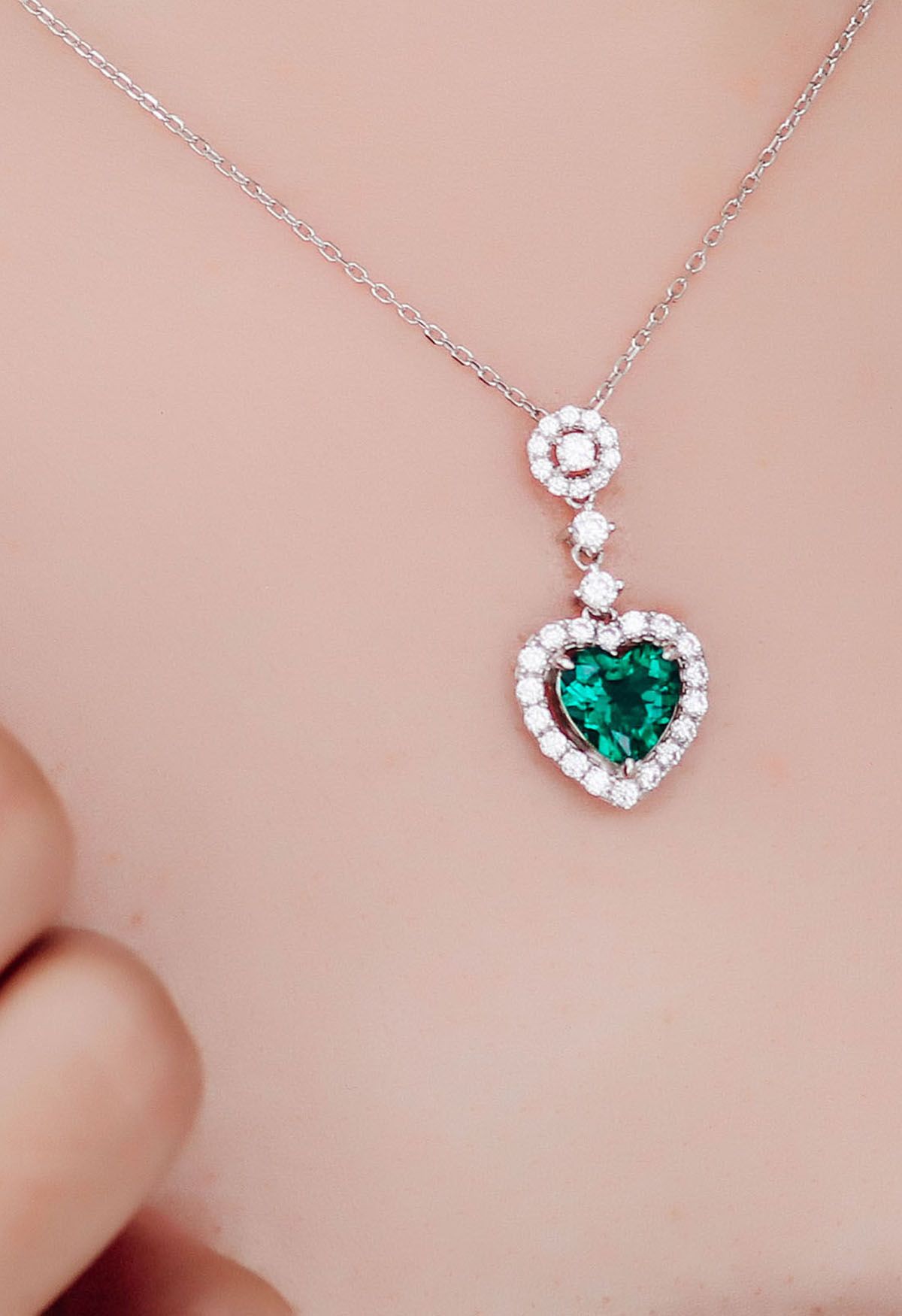 Collar de gemas de esmeralda en forma de corazón