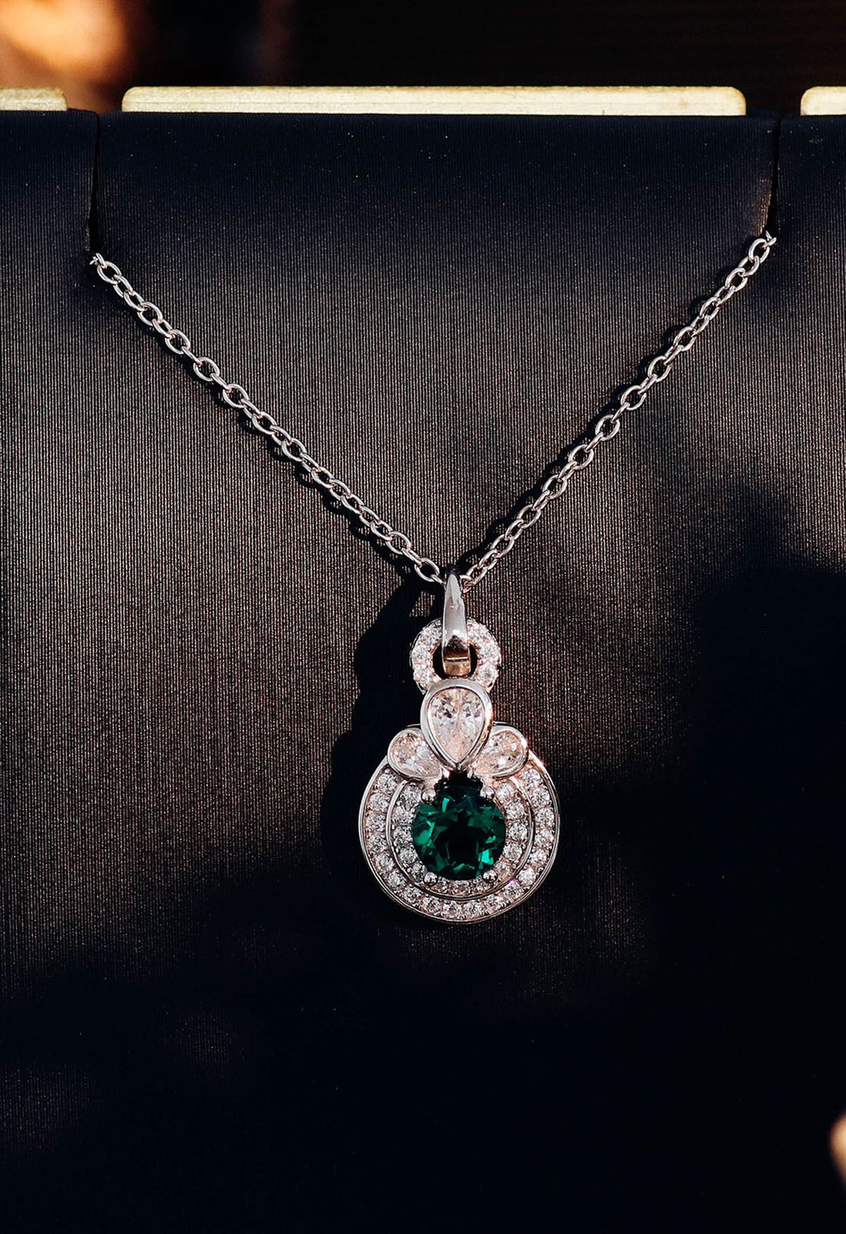 Collar de diamantes de esmeralda con halo redondeado