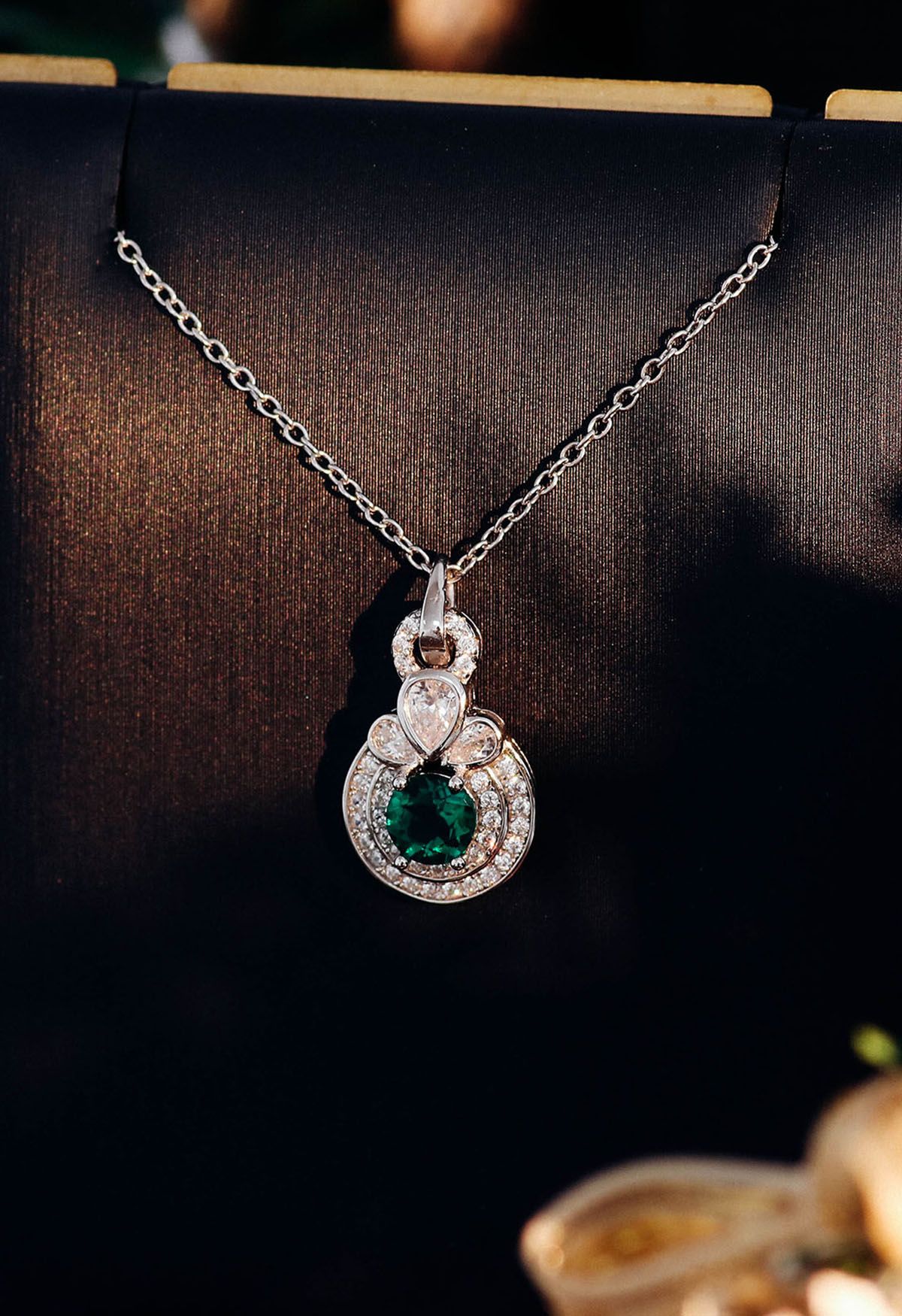 Collar de diamantes de esmeralda con halo redondeado