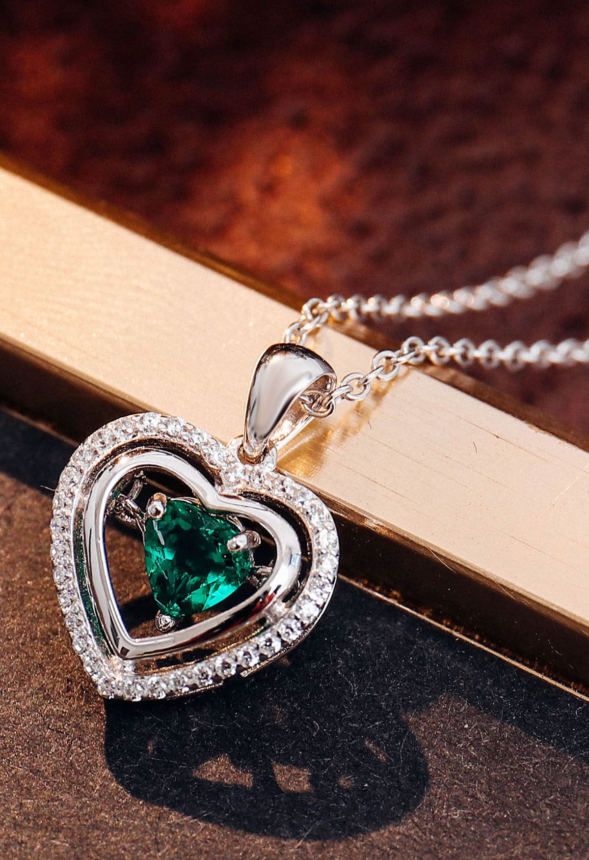 Collar de gemas de esmeralda con forma de corazón hueco