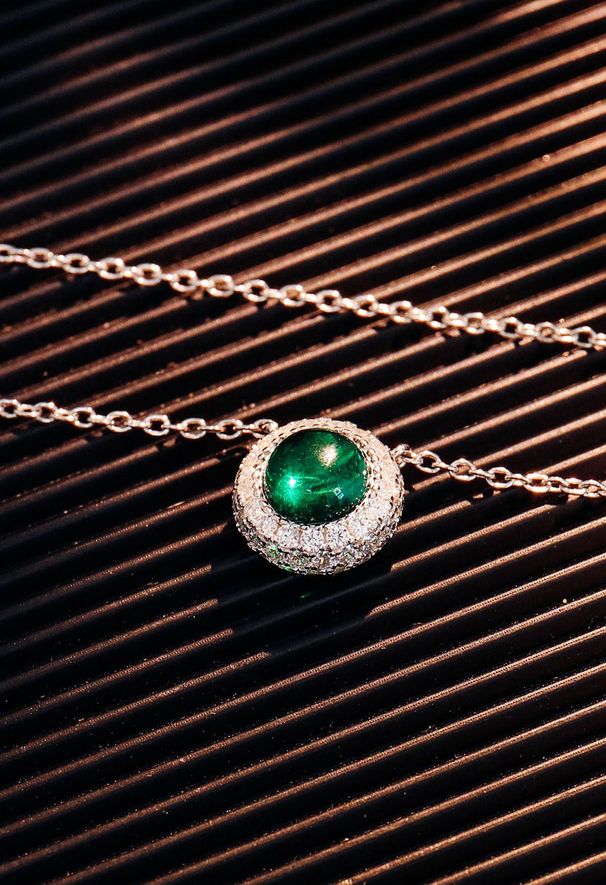 Collar de diamantes con gema de esmeralda Halo