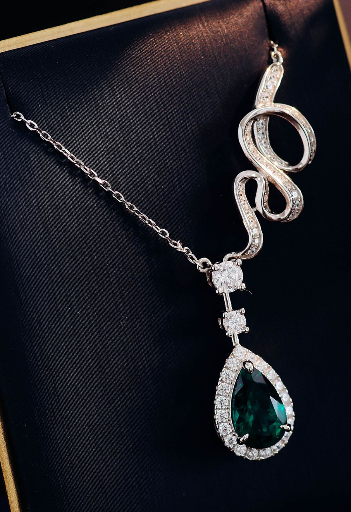 Collar de gemas de esmeralda con halo en forma de pera