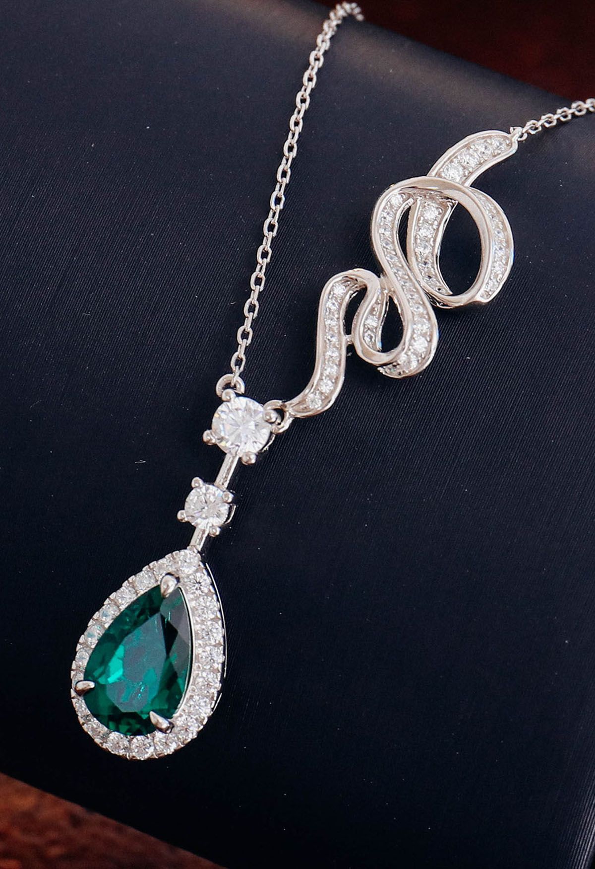 Collar de gemas de esmeralda con halo en forma de pera