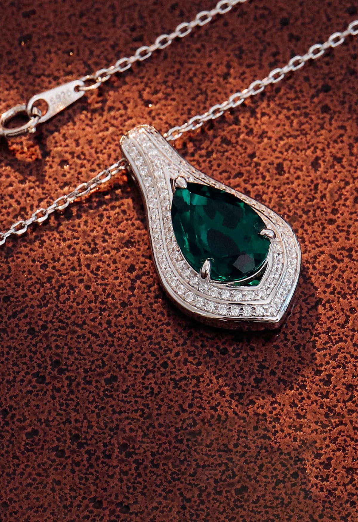 Collar de gemas de esmeralda en forma de pera