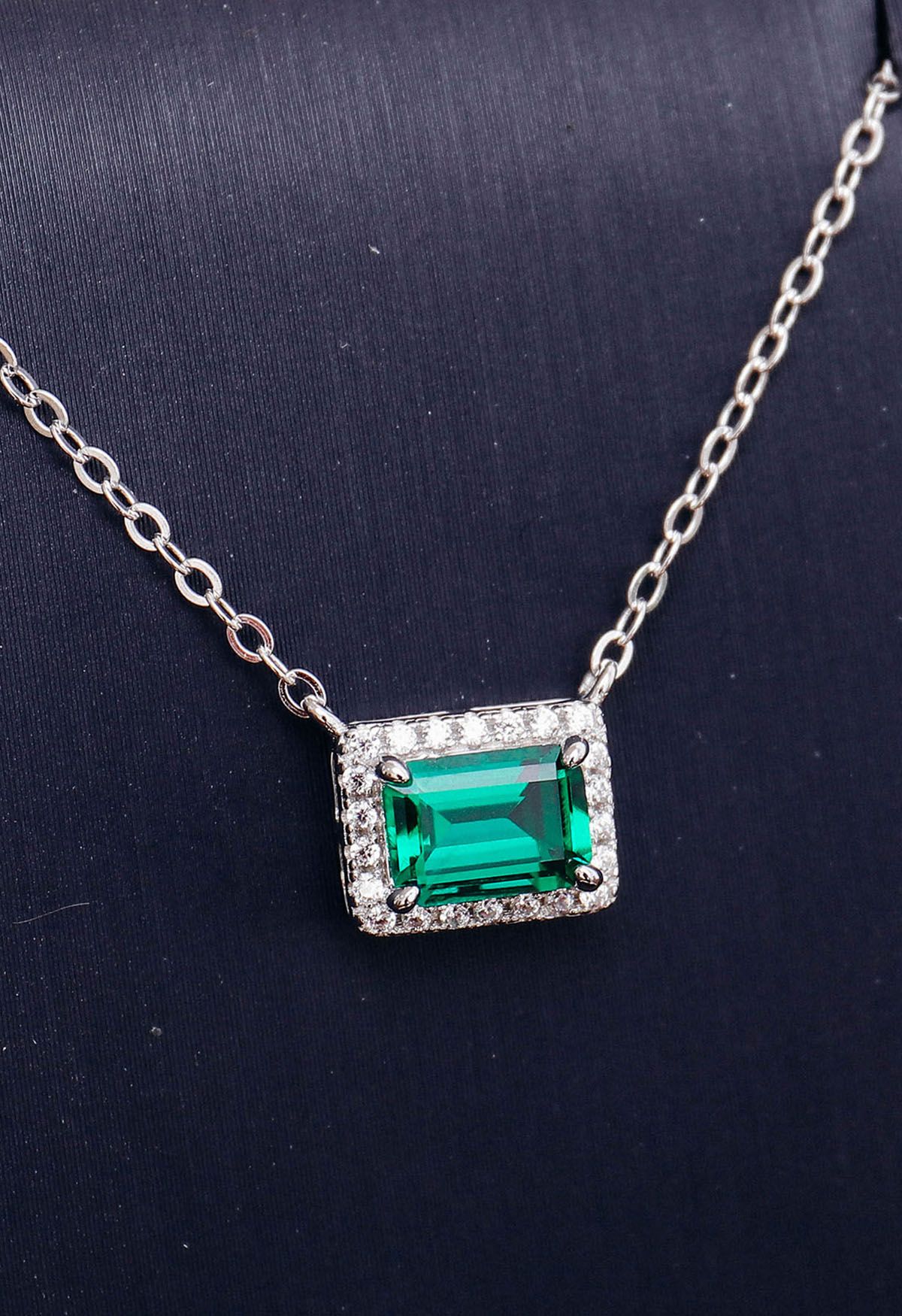 Collar de gemas con halo de talla esmeralda