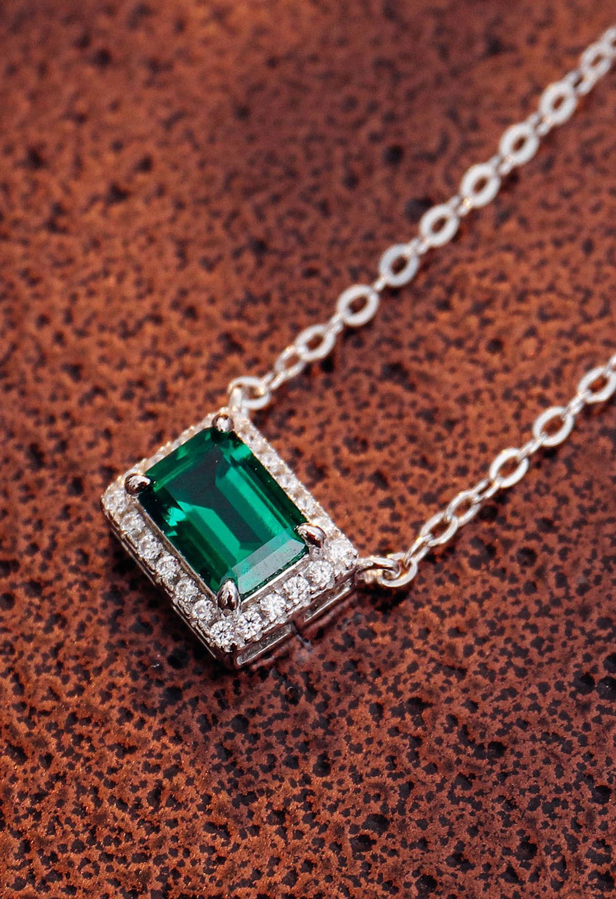 Collar de gemas con halo de talla esmeralda