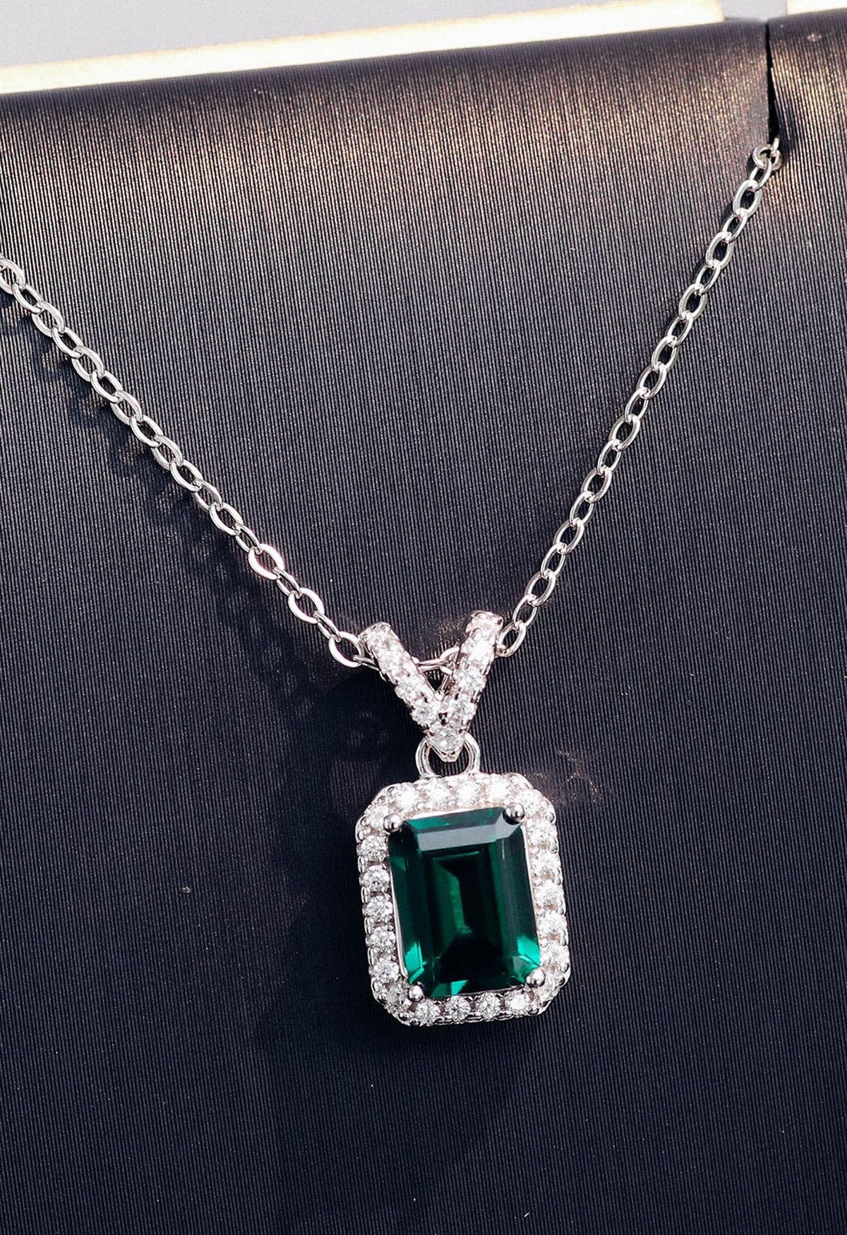 Collar de gemas de diamantes y esmeraldas en forma de V