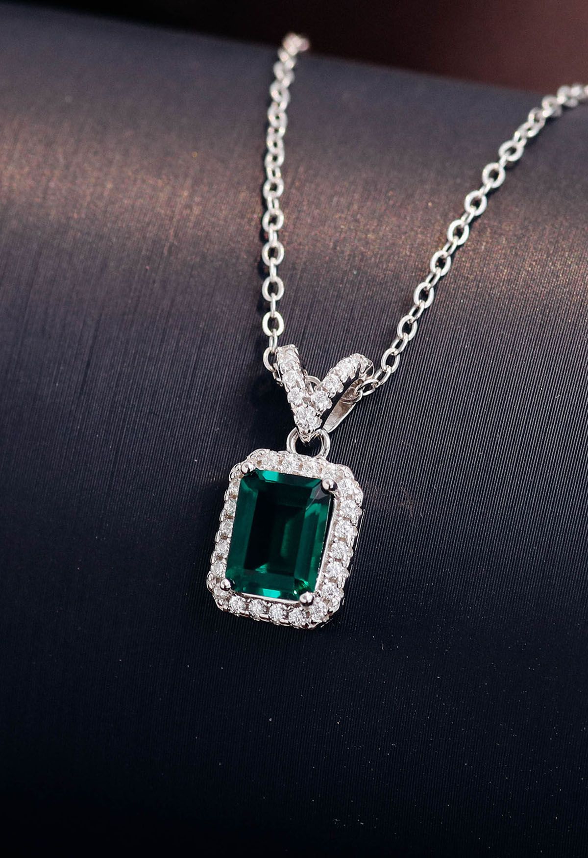 Collar de gemas de diamantes y esmeraldas en forma de V