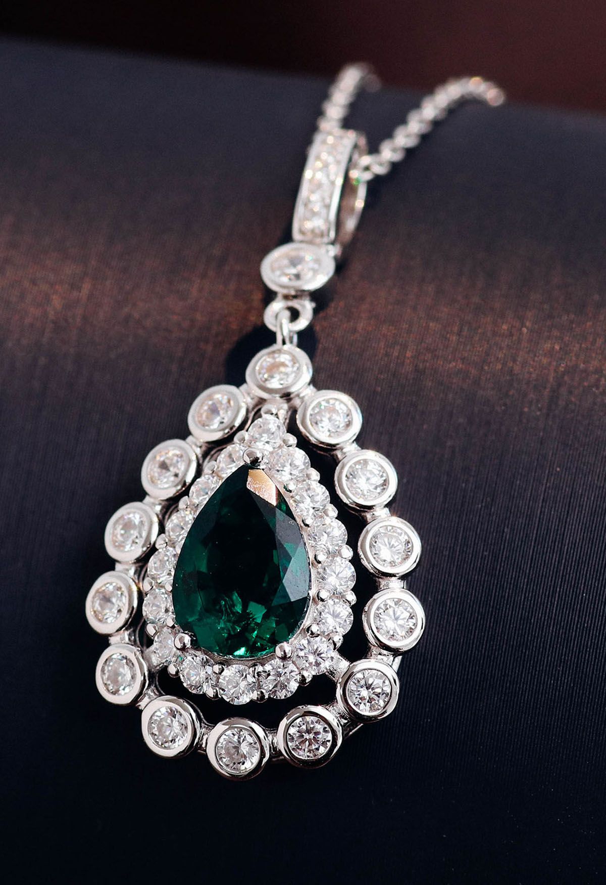 Collar con adorno de diamantes y gemas de esmeralda de pera