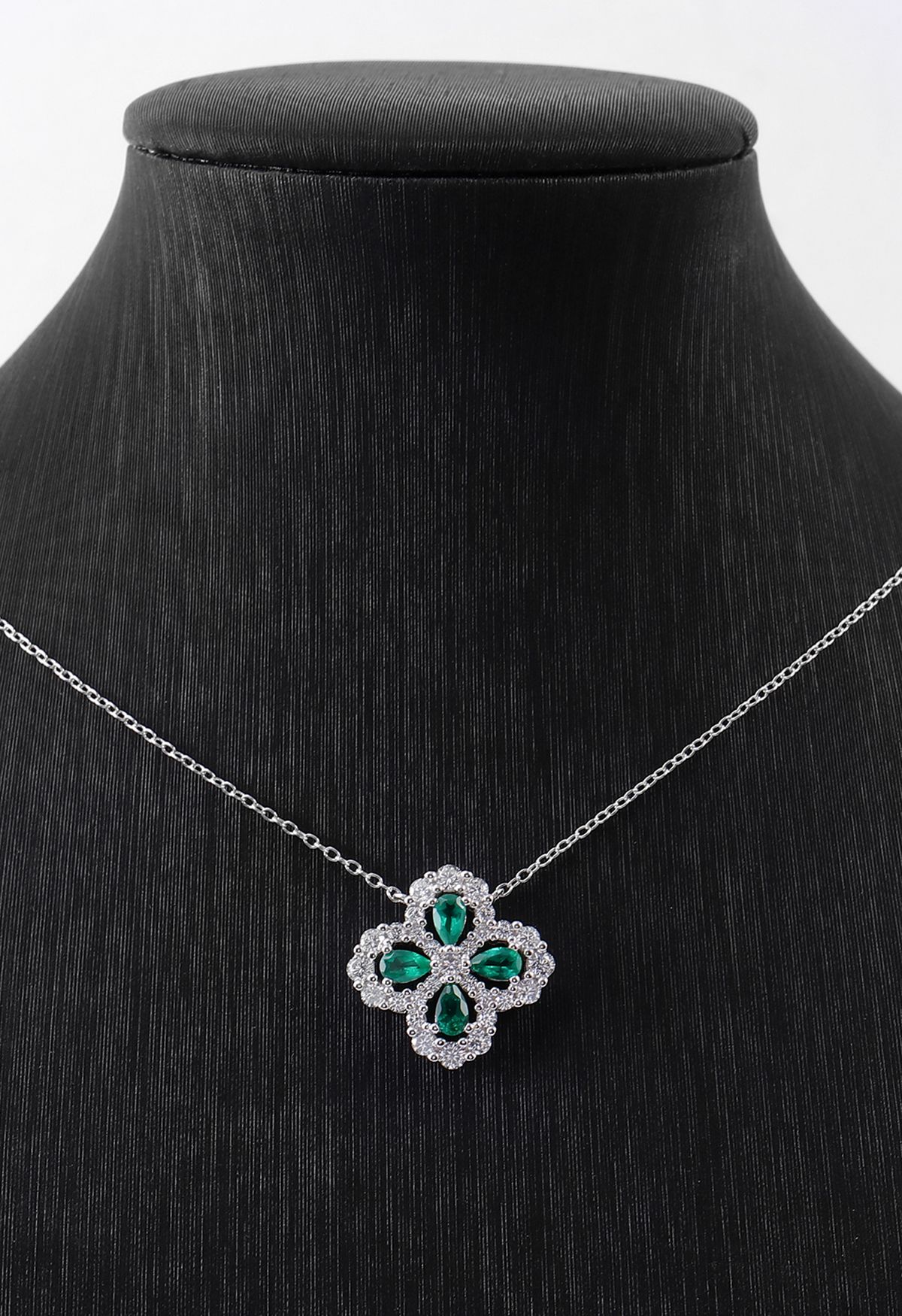 Collar de gemas de esmeraldas con trébol de cuatro hojas