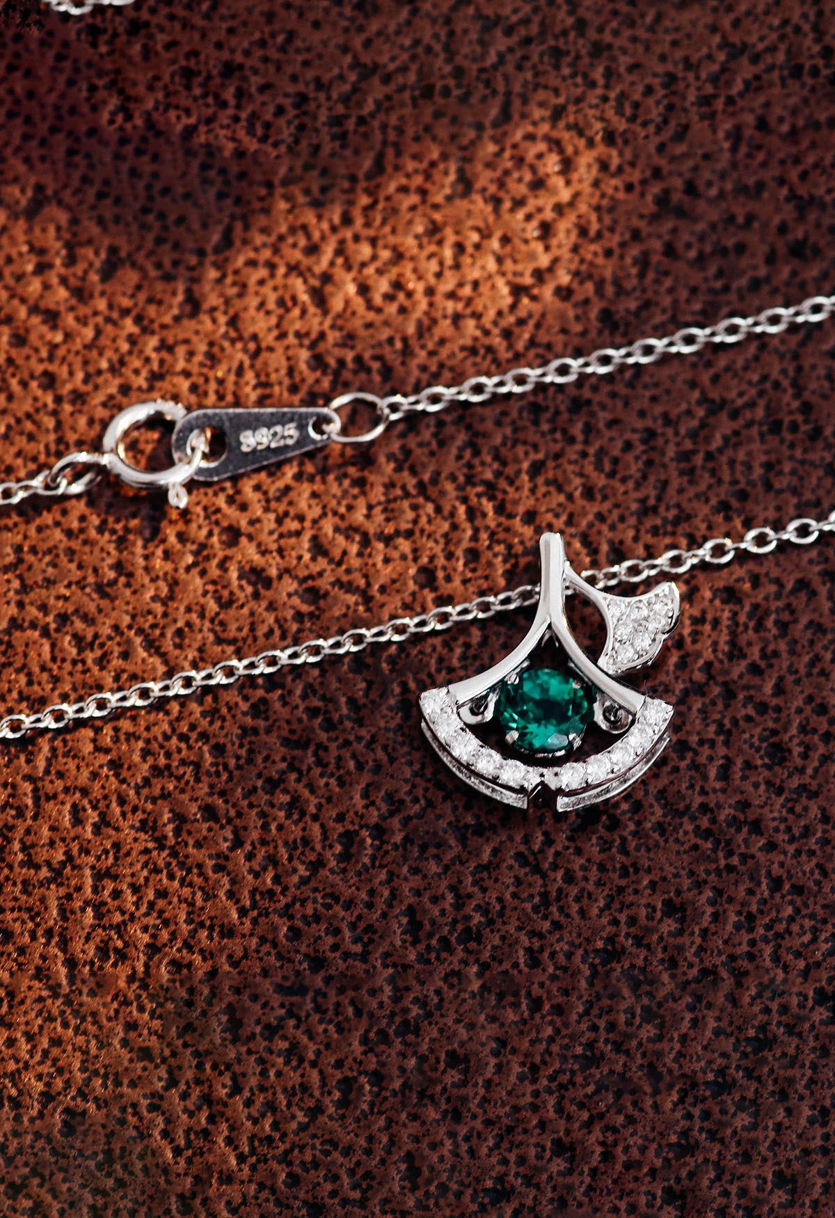 Collar de gemas de esmeralda con forma de abanico ahuecado