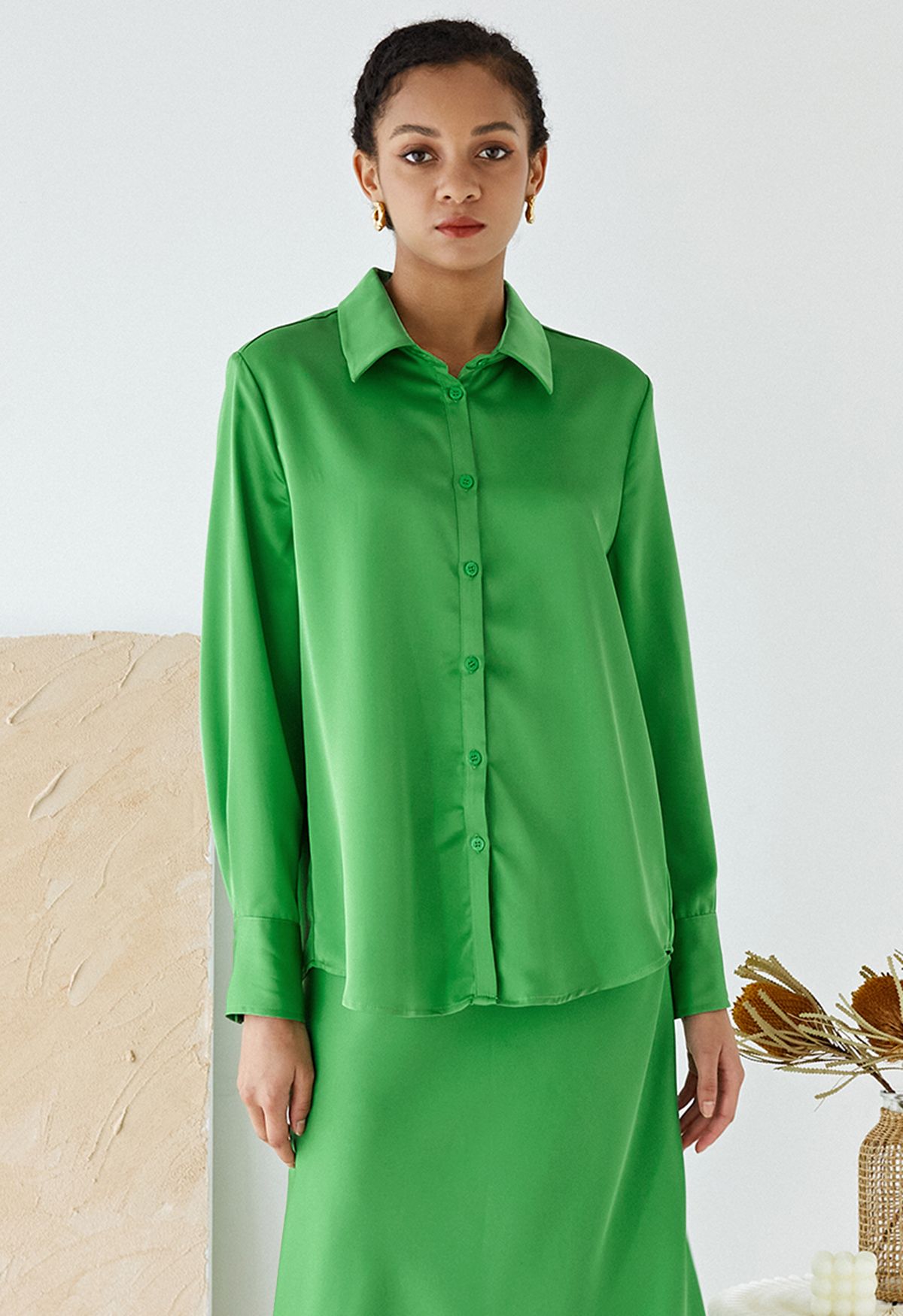 Camisa abotonada con acabado satinado en verde