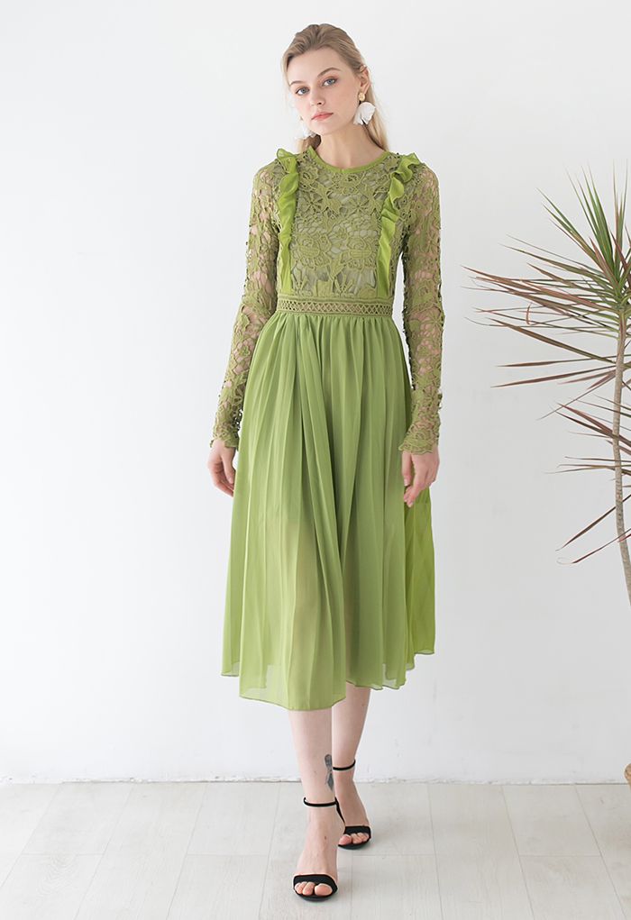 Vestido midi plisado empalmado de gasa de croché floral en verde